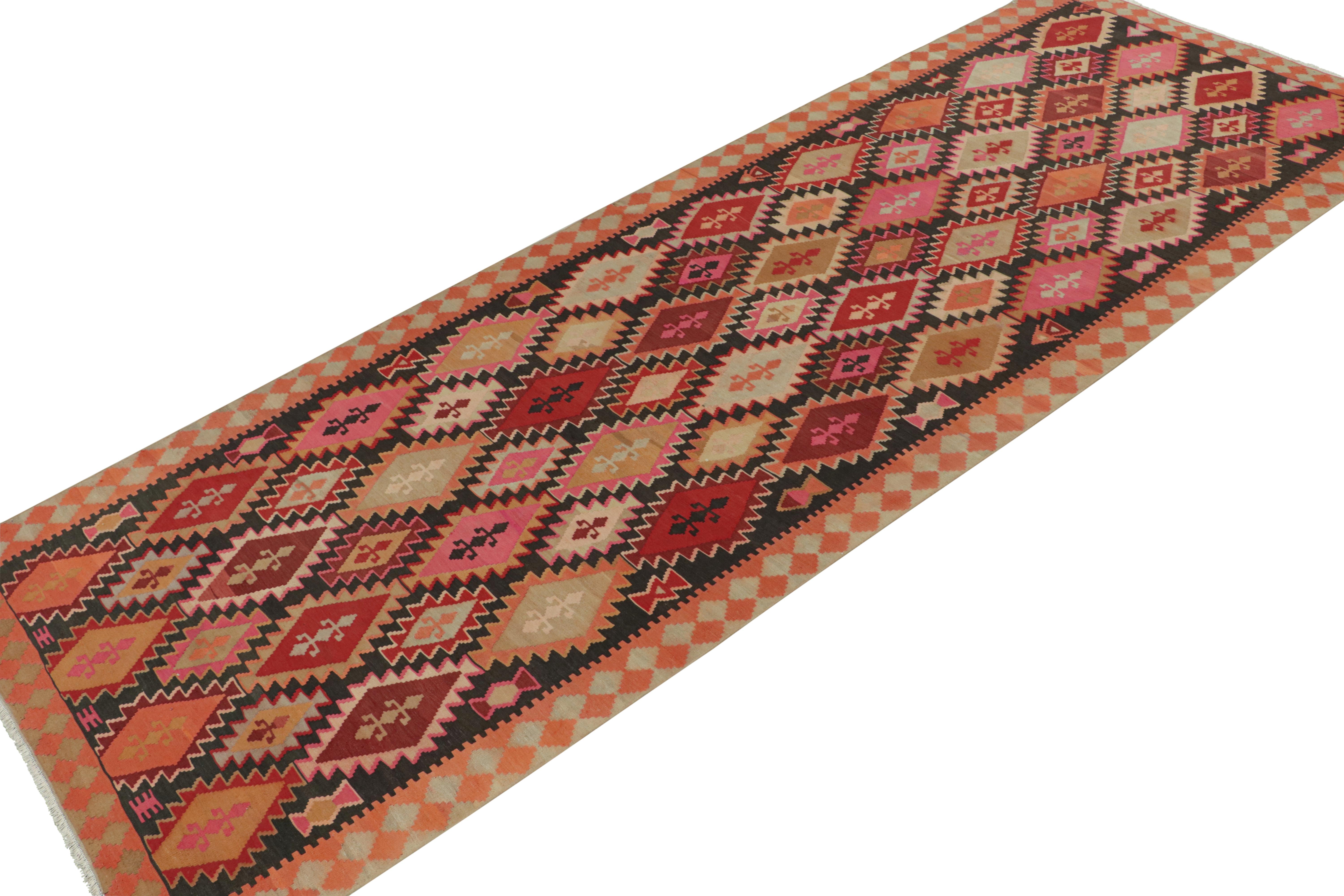 Tribal Tapis Kilim persan vintage marron avec motifs de médaillons vibrants par Kilim en vente