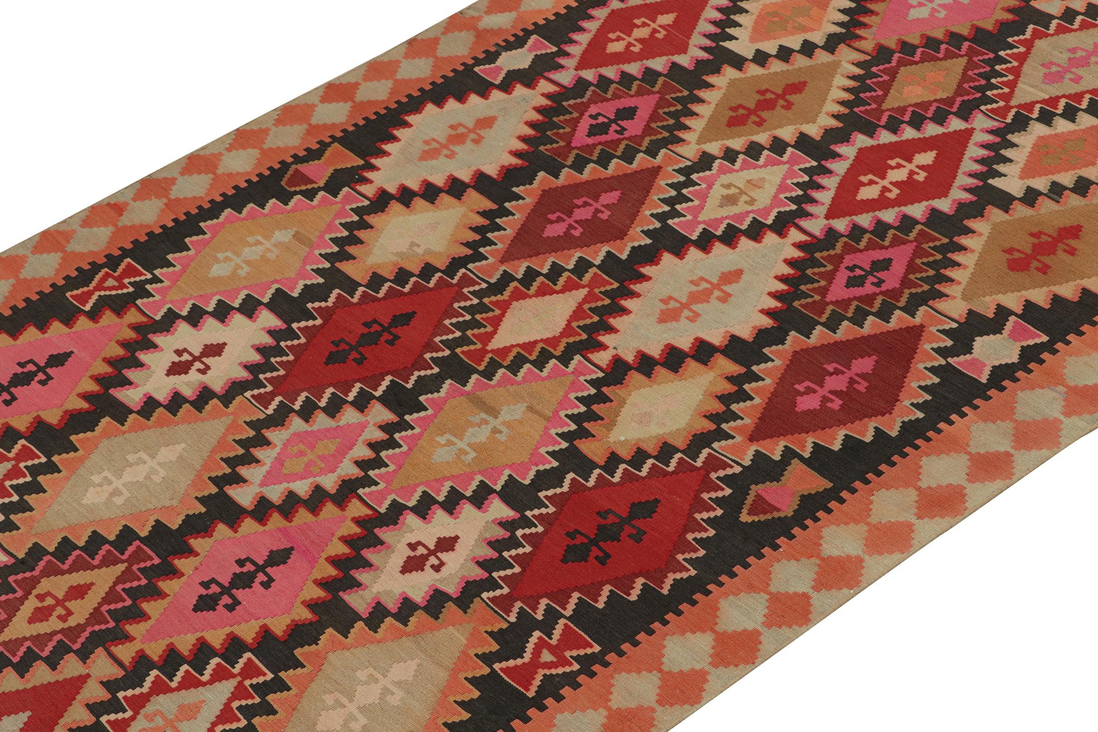 Perse Tapis Kilim persan vintage marron avec motifs de médaillons vibrants par Kilim en vente