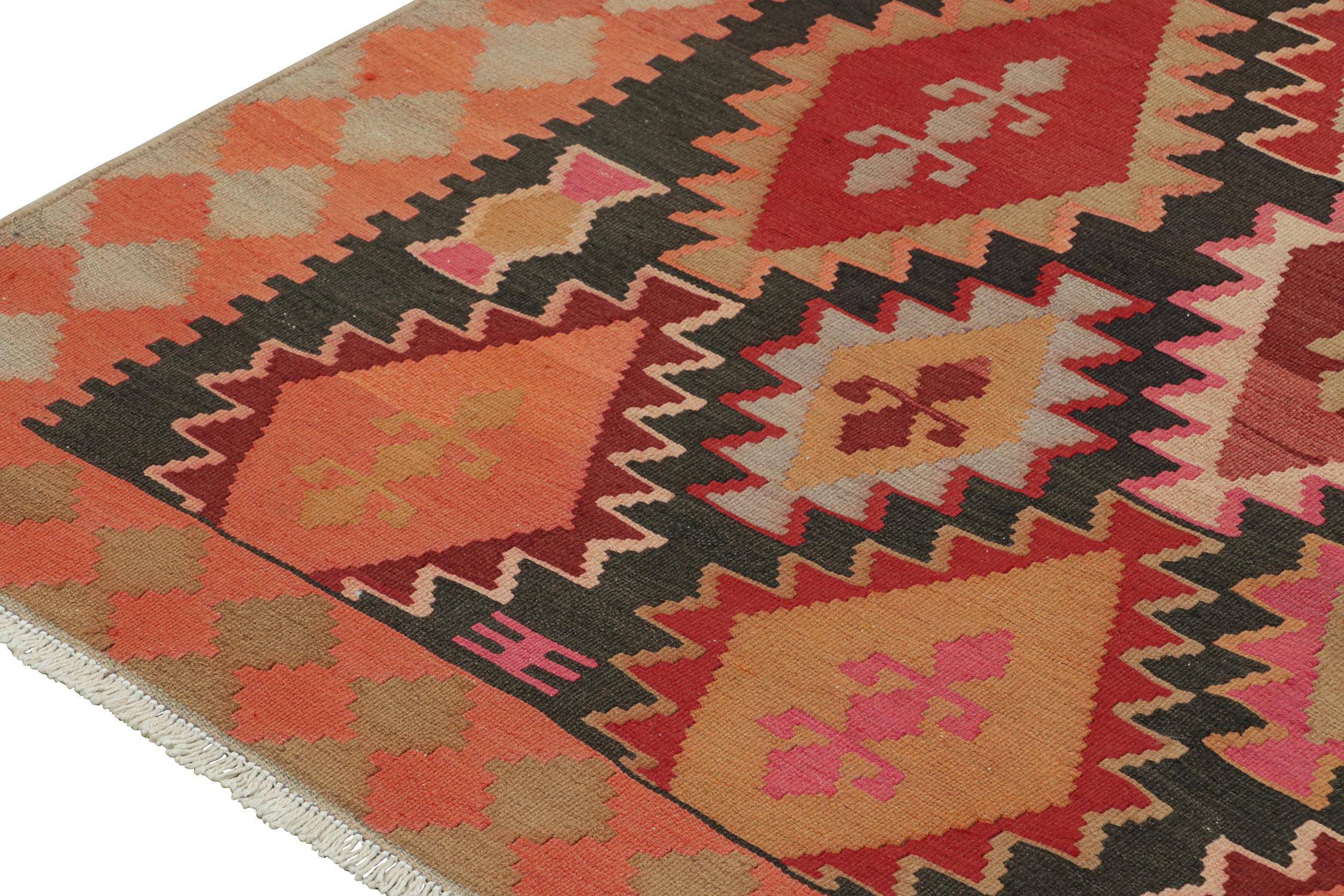Noué à la main Tapis Kilim persan vintage marron avec motifs de médaillons vibrants par Kilim en vente