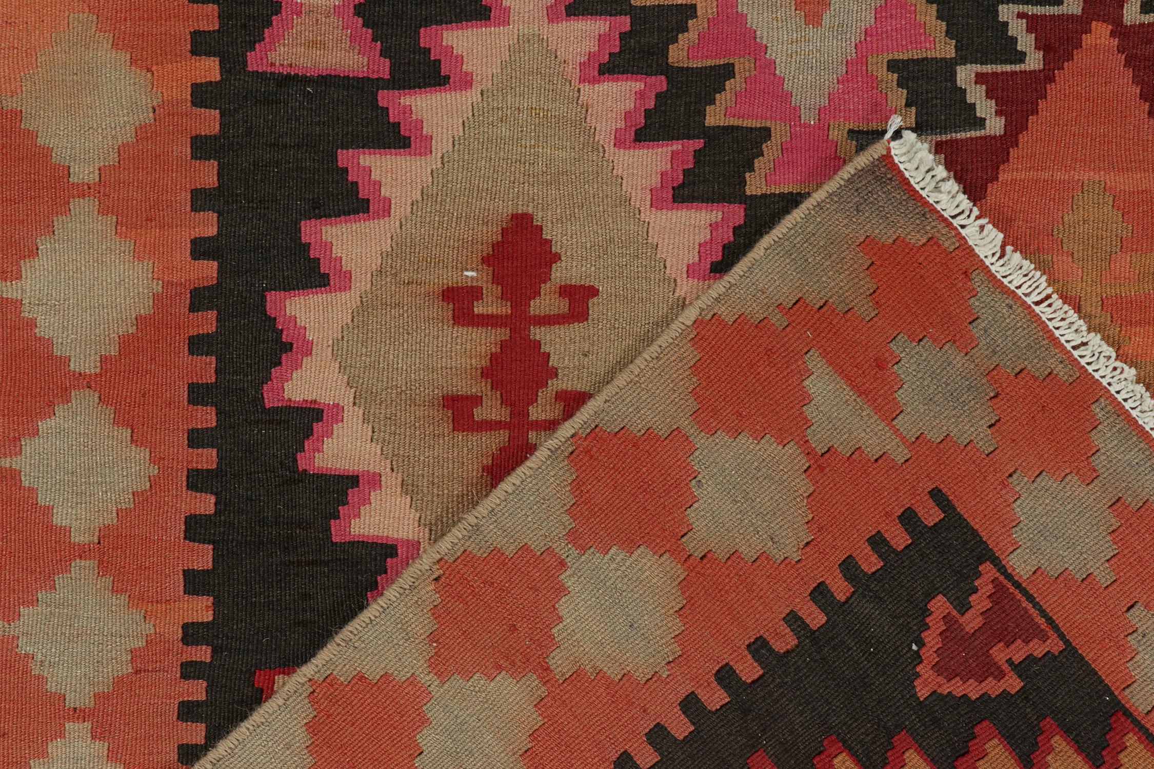 Milieu du XXe siècle Tapis Kilim persan vintage marron avec motifs de médaillons vibrants par Kilim en vente