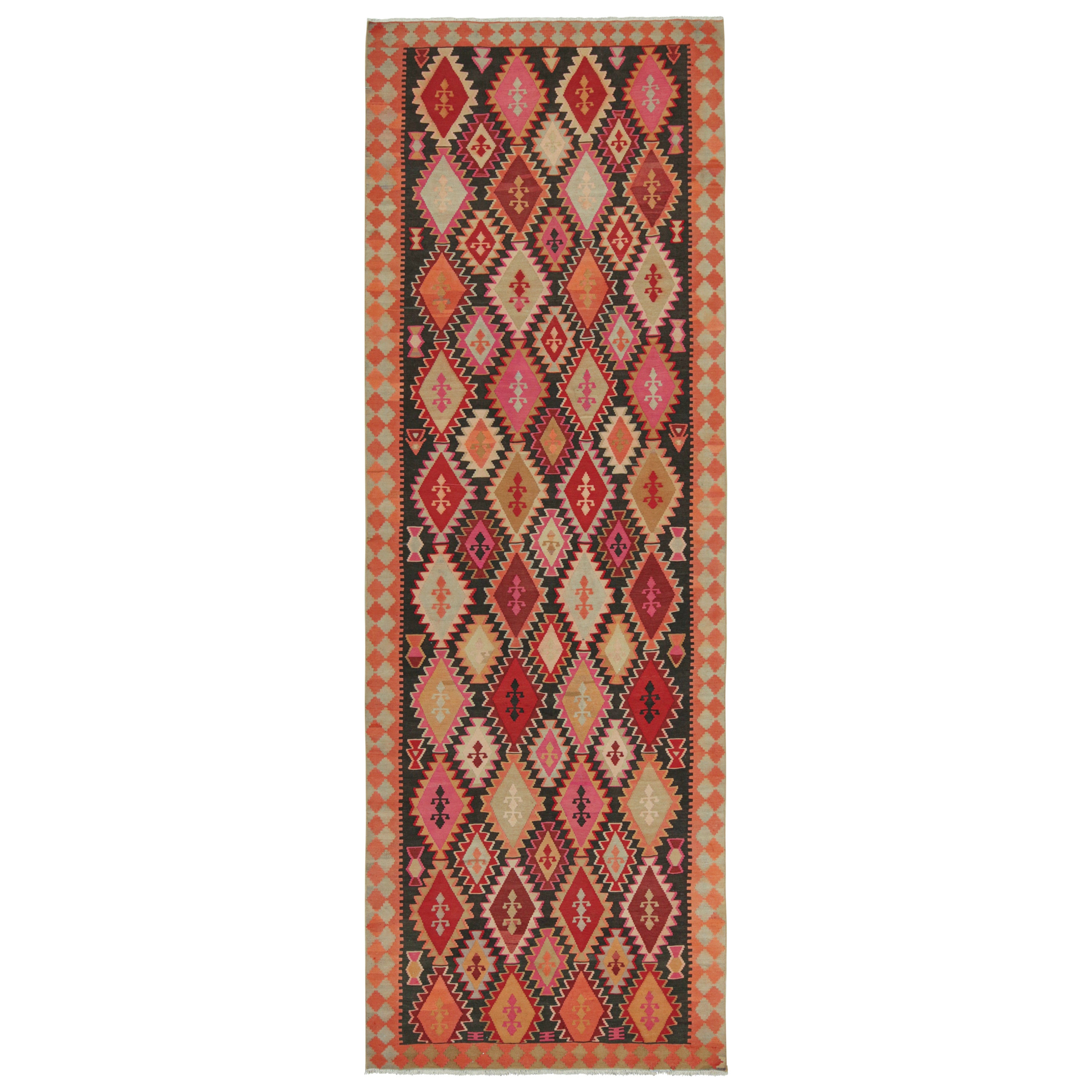 Tapis Kilim persan vintage marron avec motifs de médaillons vibrants par Kilim en vente