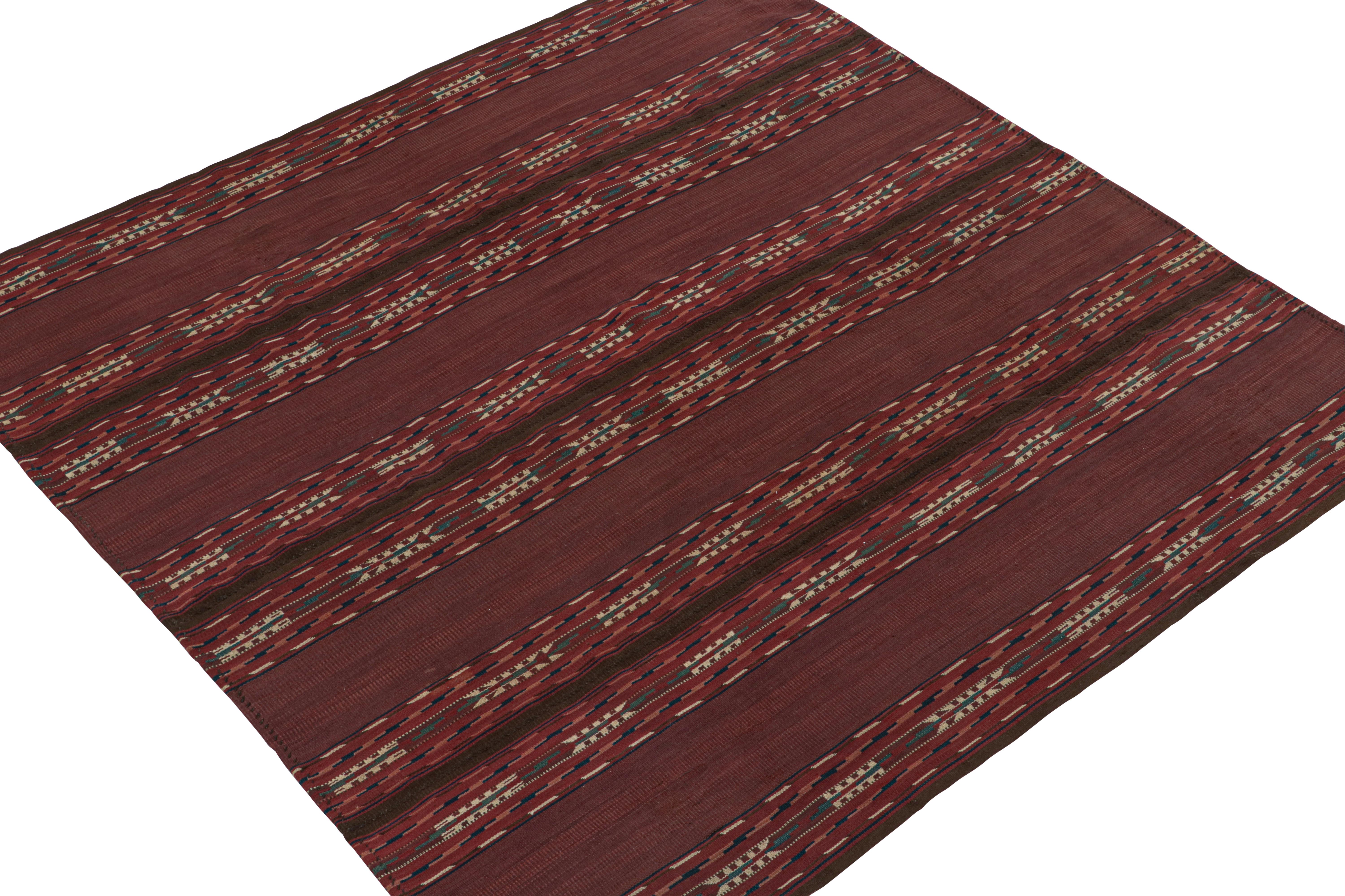 Tribal Tapis Kilim persan vintage à rayures bourgognes avec motifs géométriques par Rug & Kilim en vente