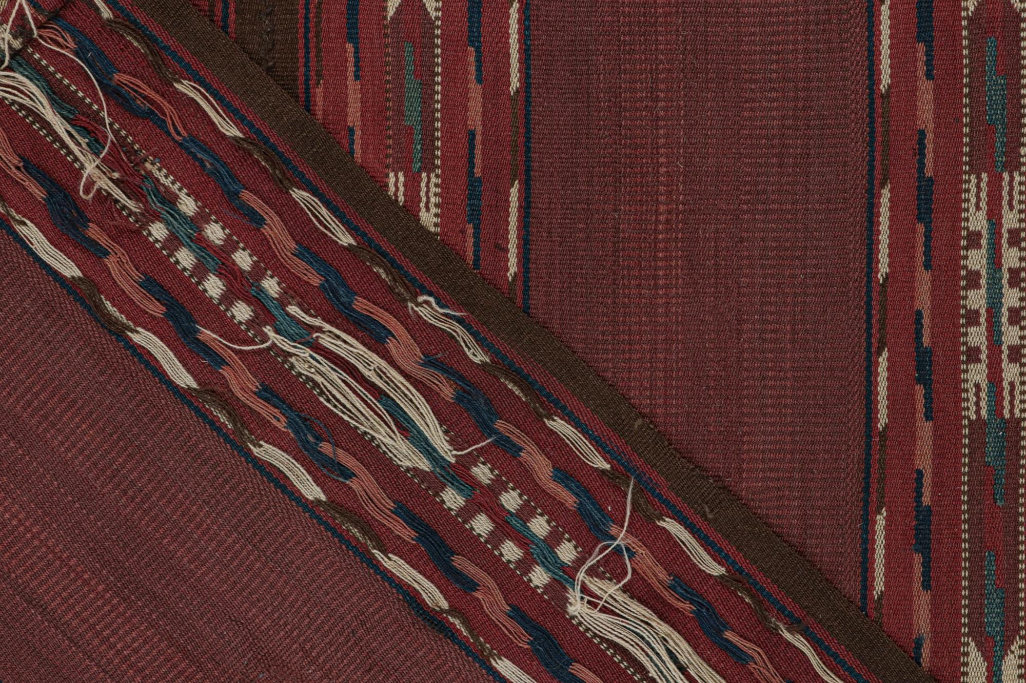 Milieu du XXe siècle Tapis Kilim persan vintage à rayures bourgognes avec motifs géométriques par Rug & Kilim en vente