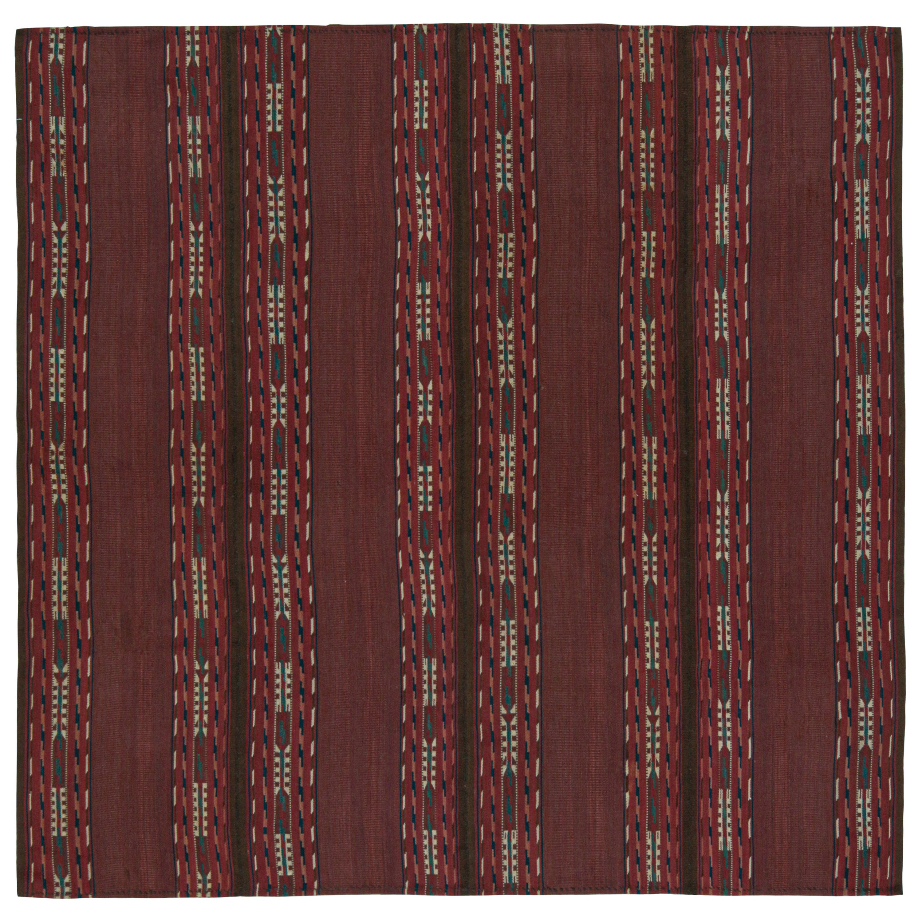 Persischer Kelim mit burgunderroten Streifen und geometrischen Mustern von Teppich & Kilim