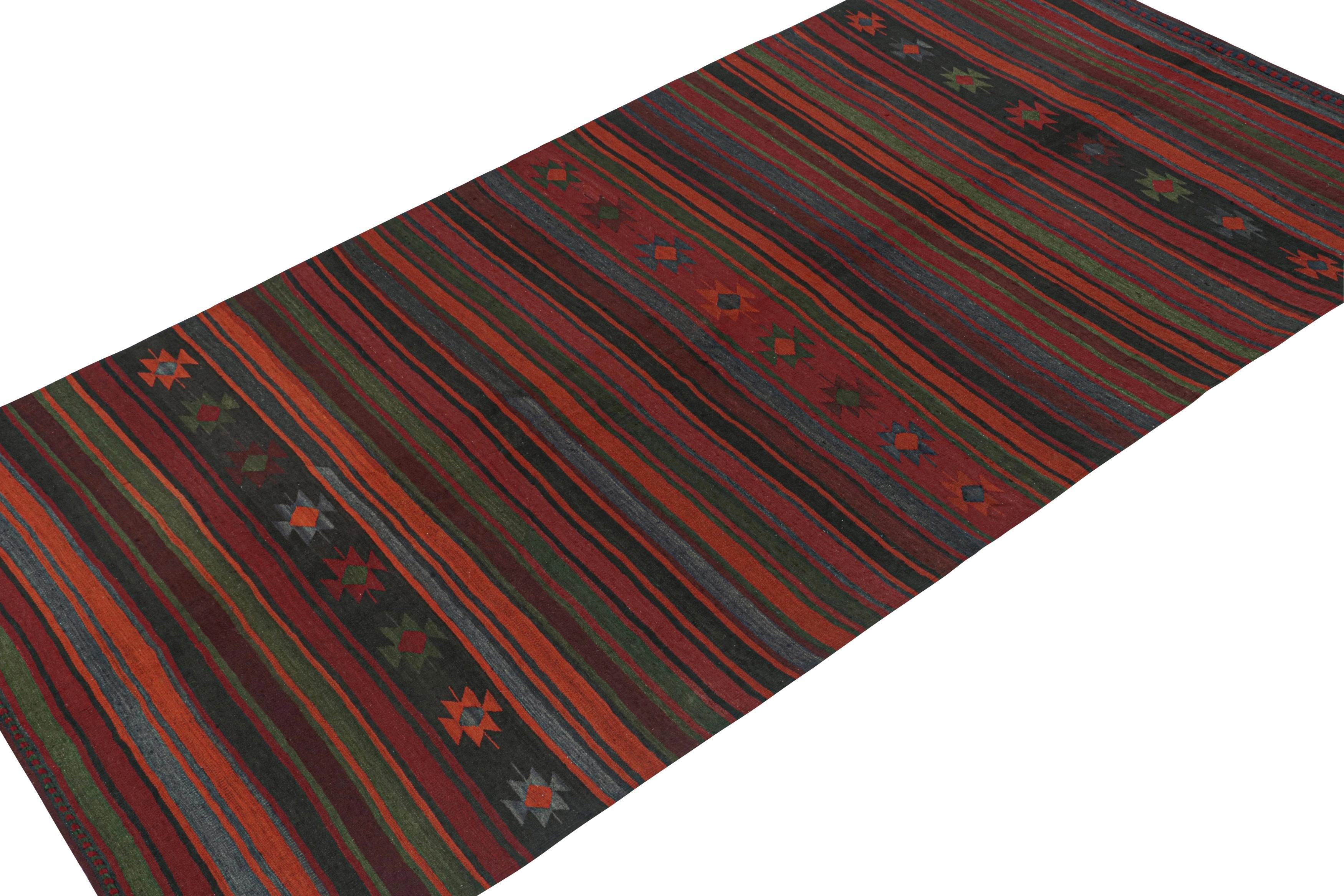 Persiano Kilim persiano vintage in borgogna con strisce policrome di Rug & Kilim in vendita