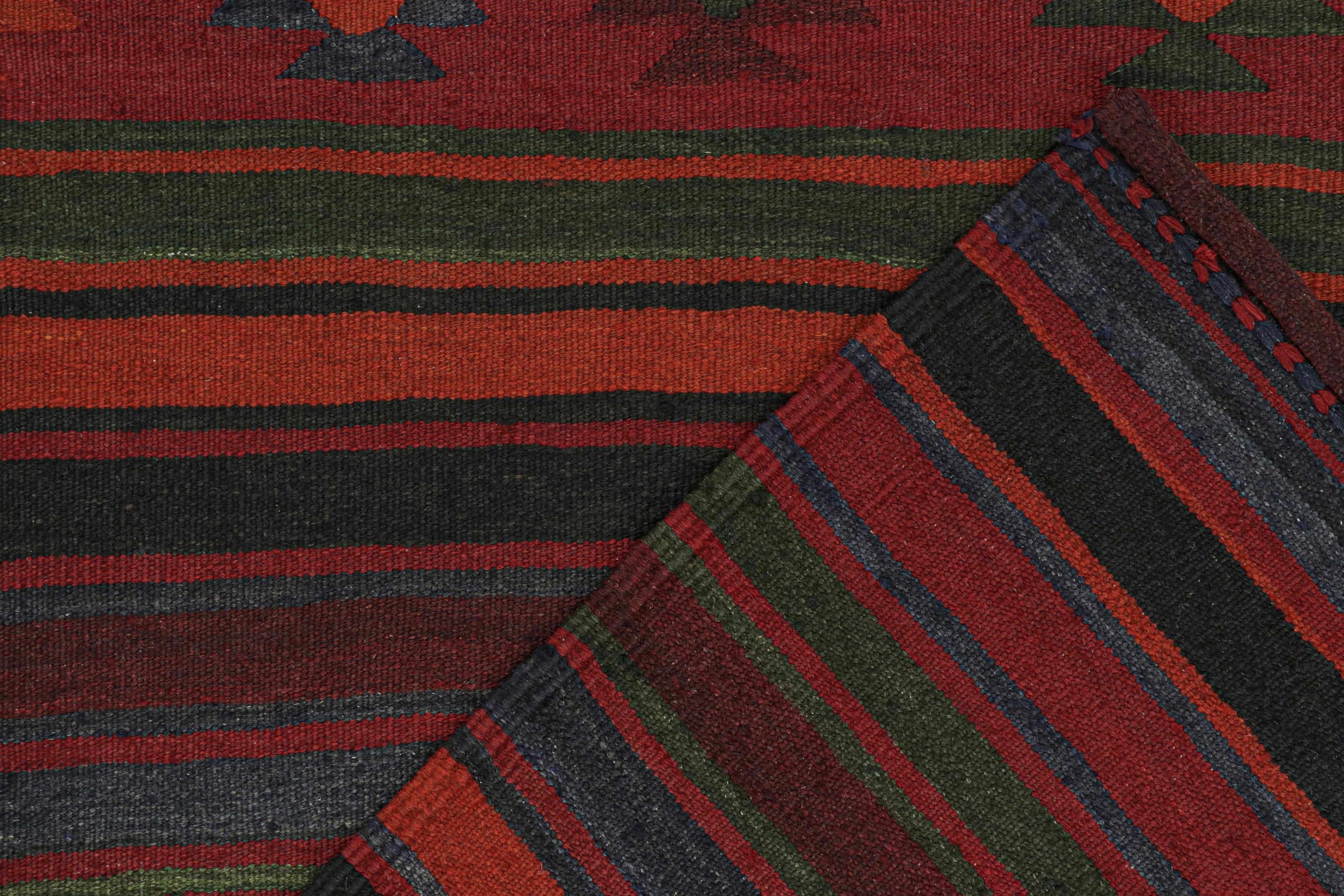 Metà XX secolo Kilim persiano vintage in borgogna con strisce policrome di Rug & Kilim in vendita