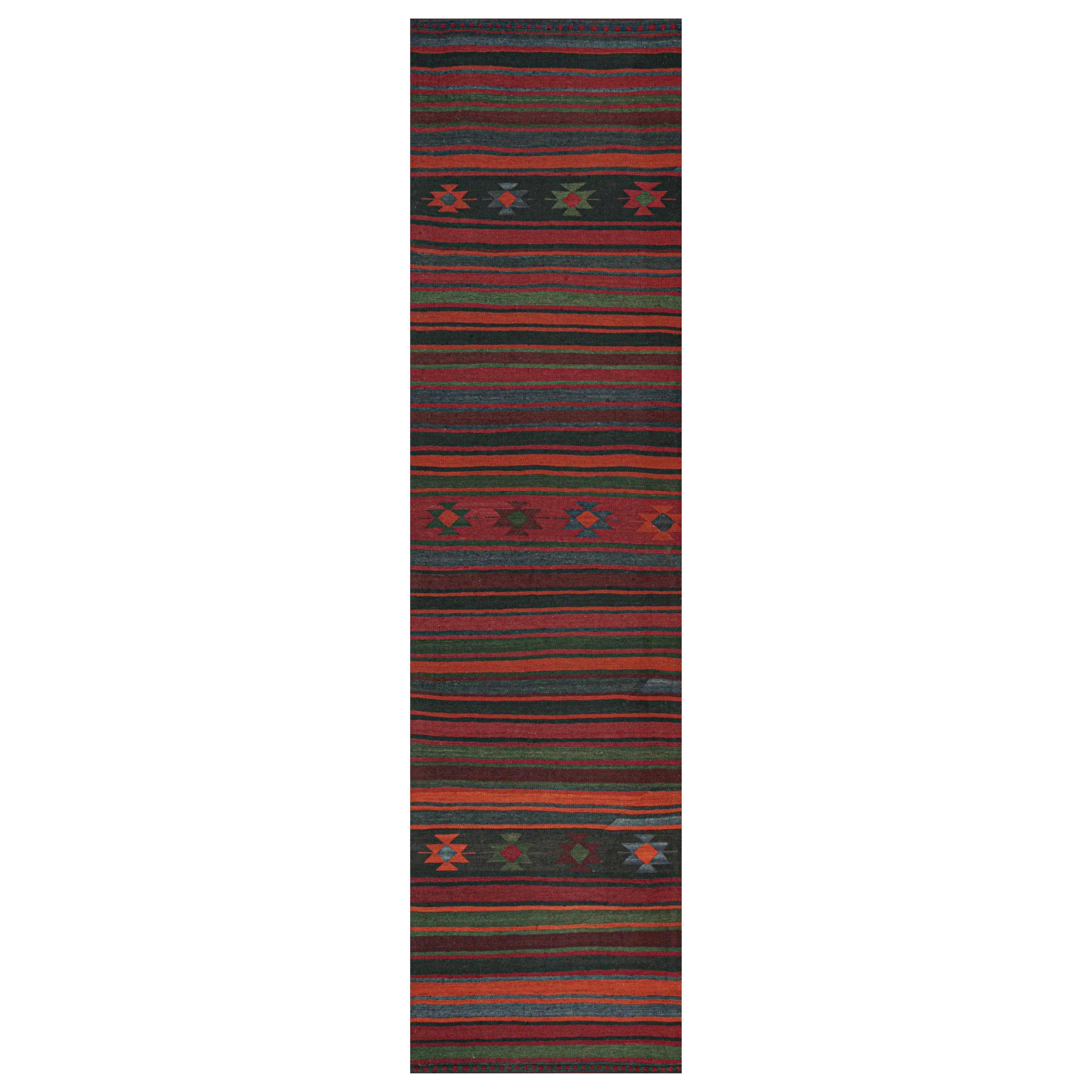 Kilim persan vintage en Bourgogne avec rayures polychromes par Rug & Kilim