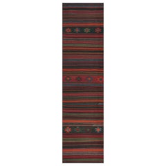 Kilim persan vintage en Bourgogne avec rayures polychromes par Rug & Kilim