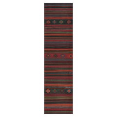 Kilim persan vintage en Bourgogne avec rayures polychromes par Rug & Kilim