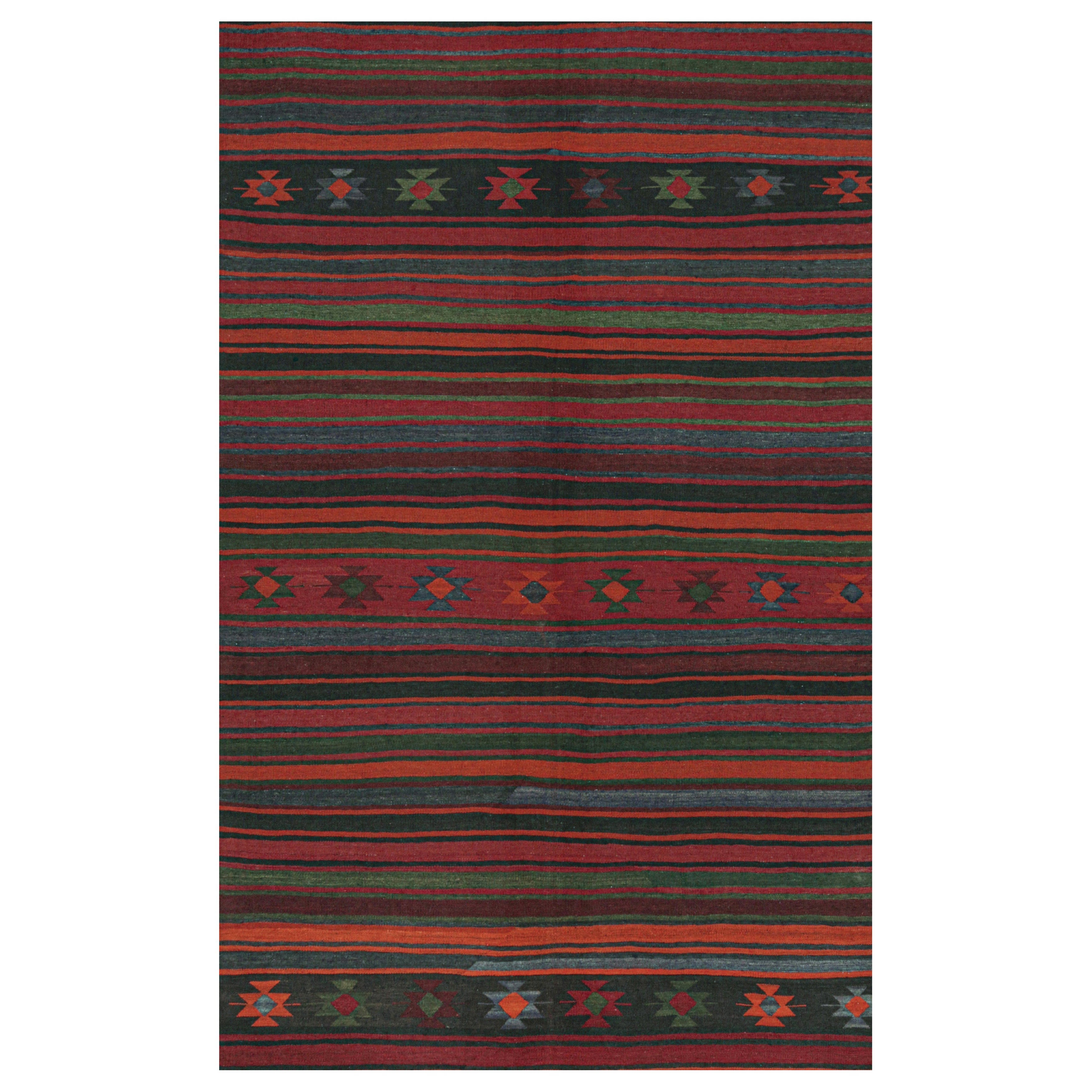 Kilim persan vintage en Bourgogne avec rayures polychromes par Rug & Kilim