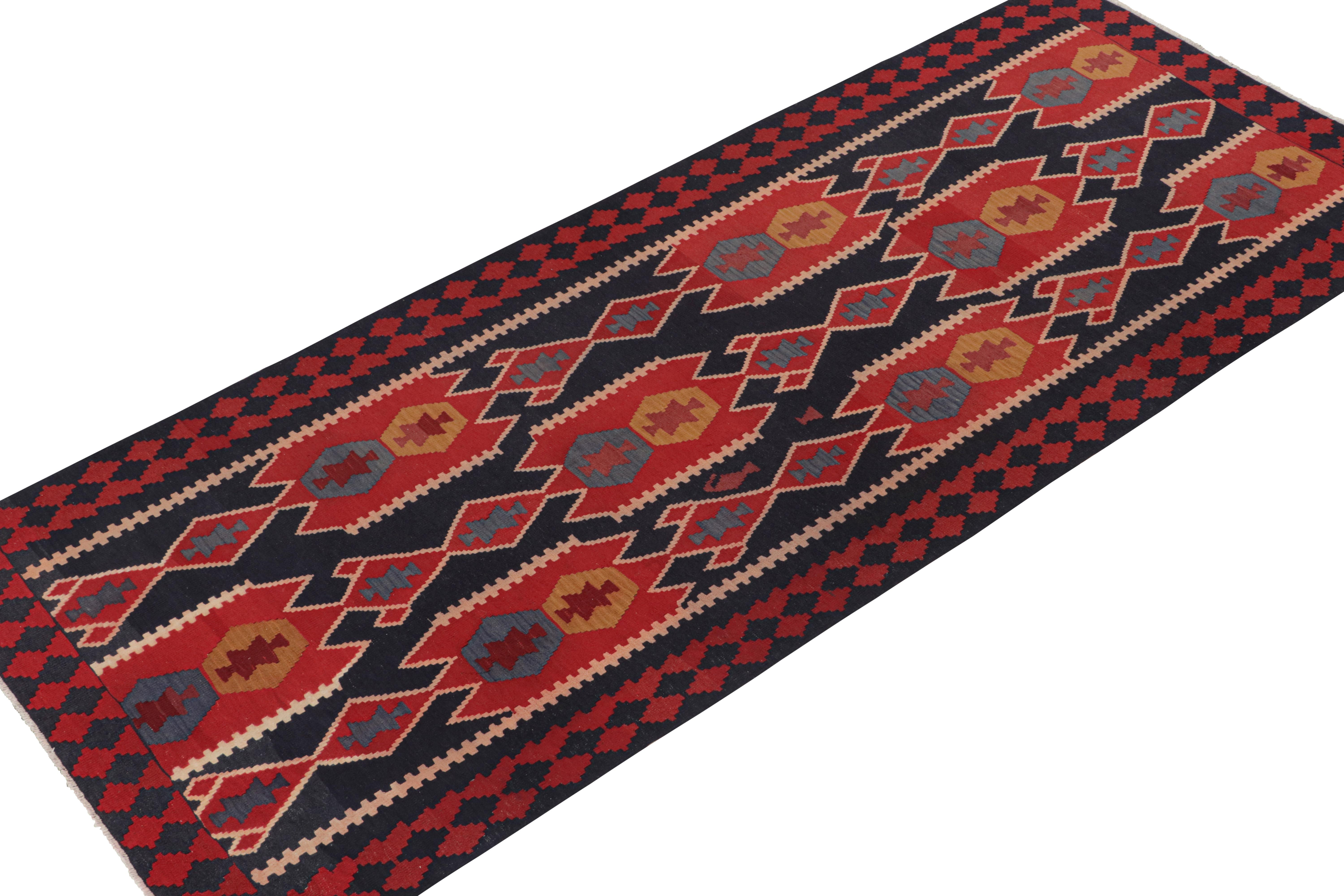 Tribale Kilim persiano vintage in blu navy con motivi geometrici rossi di Rug & Kilim in vendita