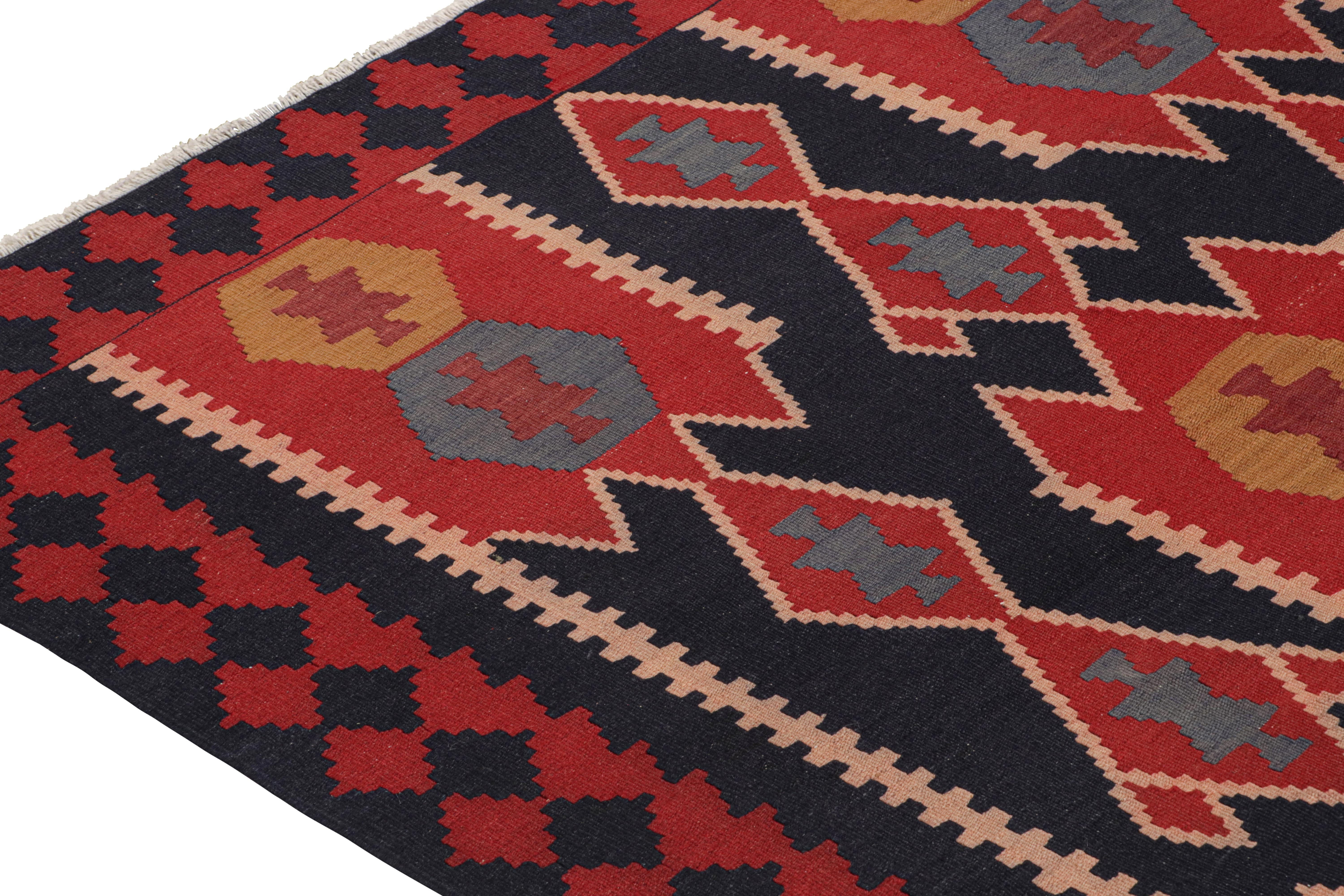 Annodato a mano Kilim persiano vintage in blu navy con motivi geometrici rossi di Rug & Kilim in vendita