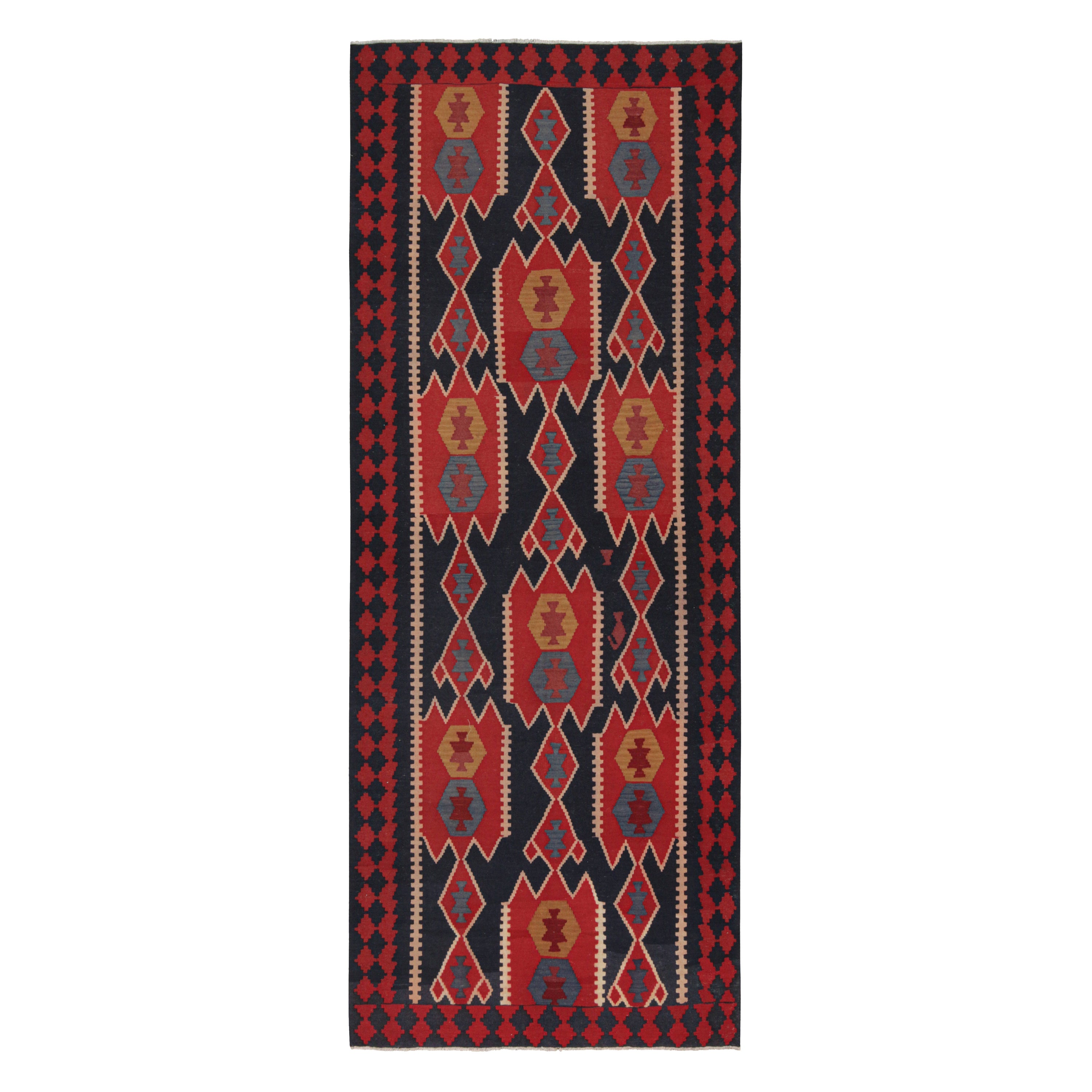 Persischer Kelim in Marineblau mit roten geometrischen Mustern von Teppich & Kilim im Angebot