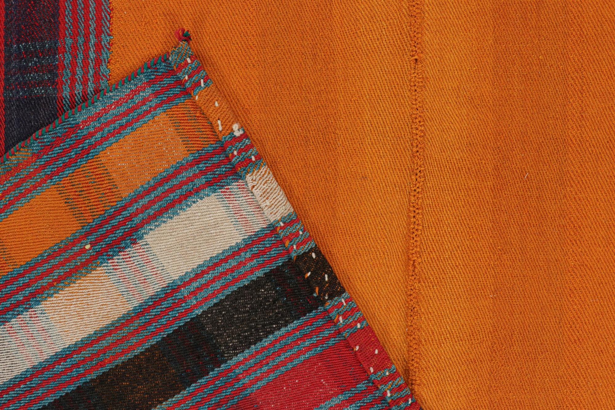 Milieu du XXe siècle Tapis Kilim persan vintage à rayures orange et multicolores, style panneau en vente