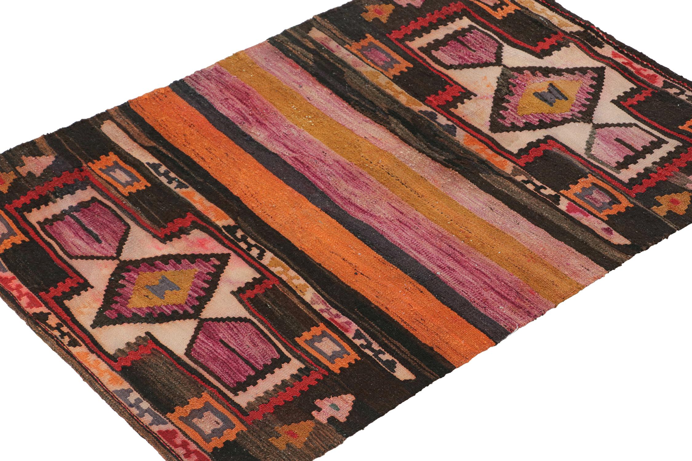 Dieser alte persische 3x4-Kilim ist ein einzigartiger Stammesteppich für seine Zeit. Handgewebt in Wolle in der Mitte des Jahrhunderts, ca. 1950-1960.

Weiter zum Design:

Das Stück gehört zu einer neuen, seltenen Serie von besonderen