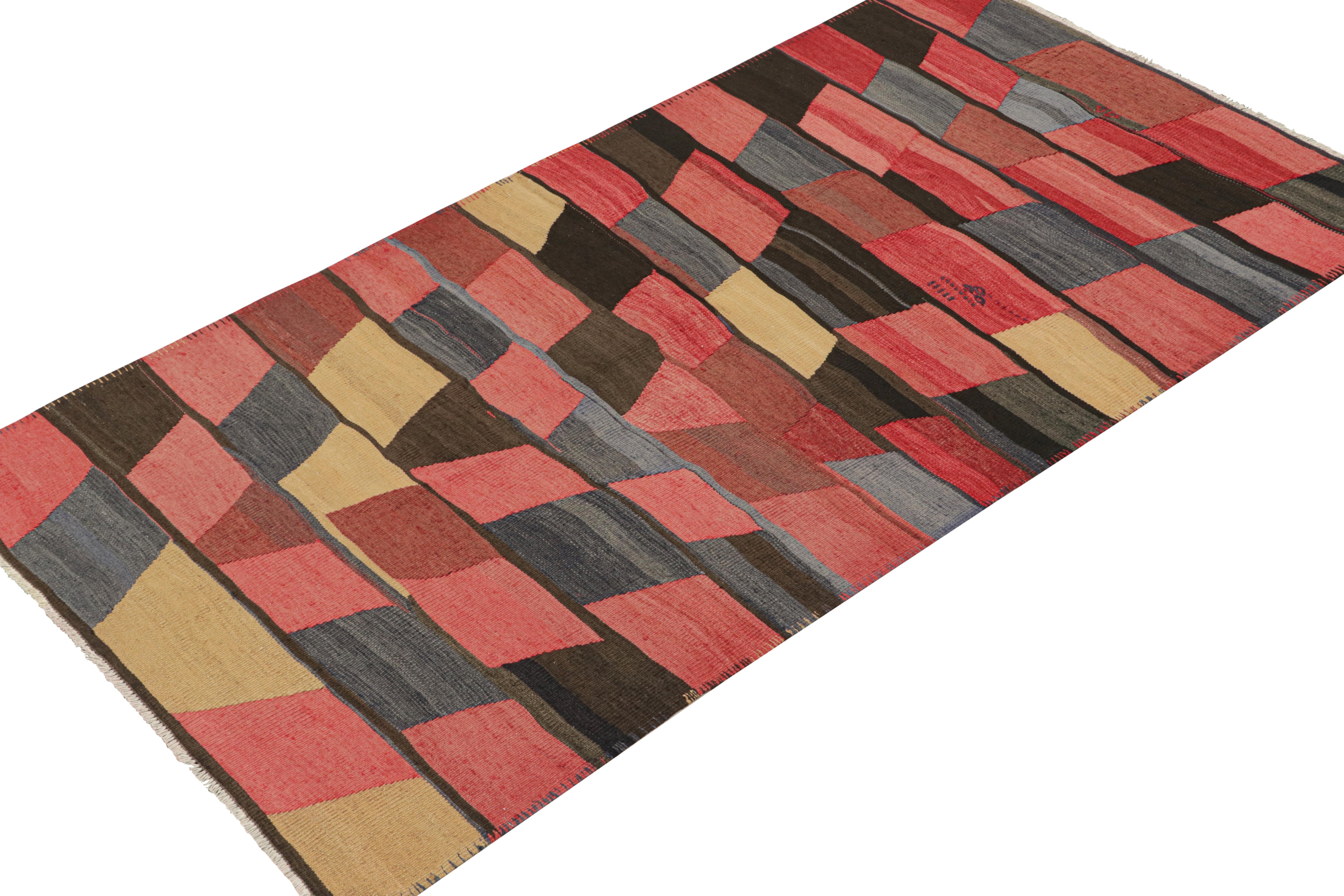 Dieser alte persische Kelim 4x8 ist vermutlich ein Karadagh-Teppich aus der Mitte des Jahrhunderts, handgewebt aus Wolle um 1950-1960.

Dieses Design verwendet eine polychromatische Farbgebung in geometrischen Mustern, die leuchtendes Rot mit rosa