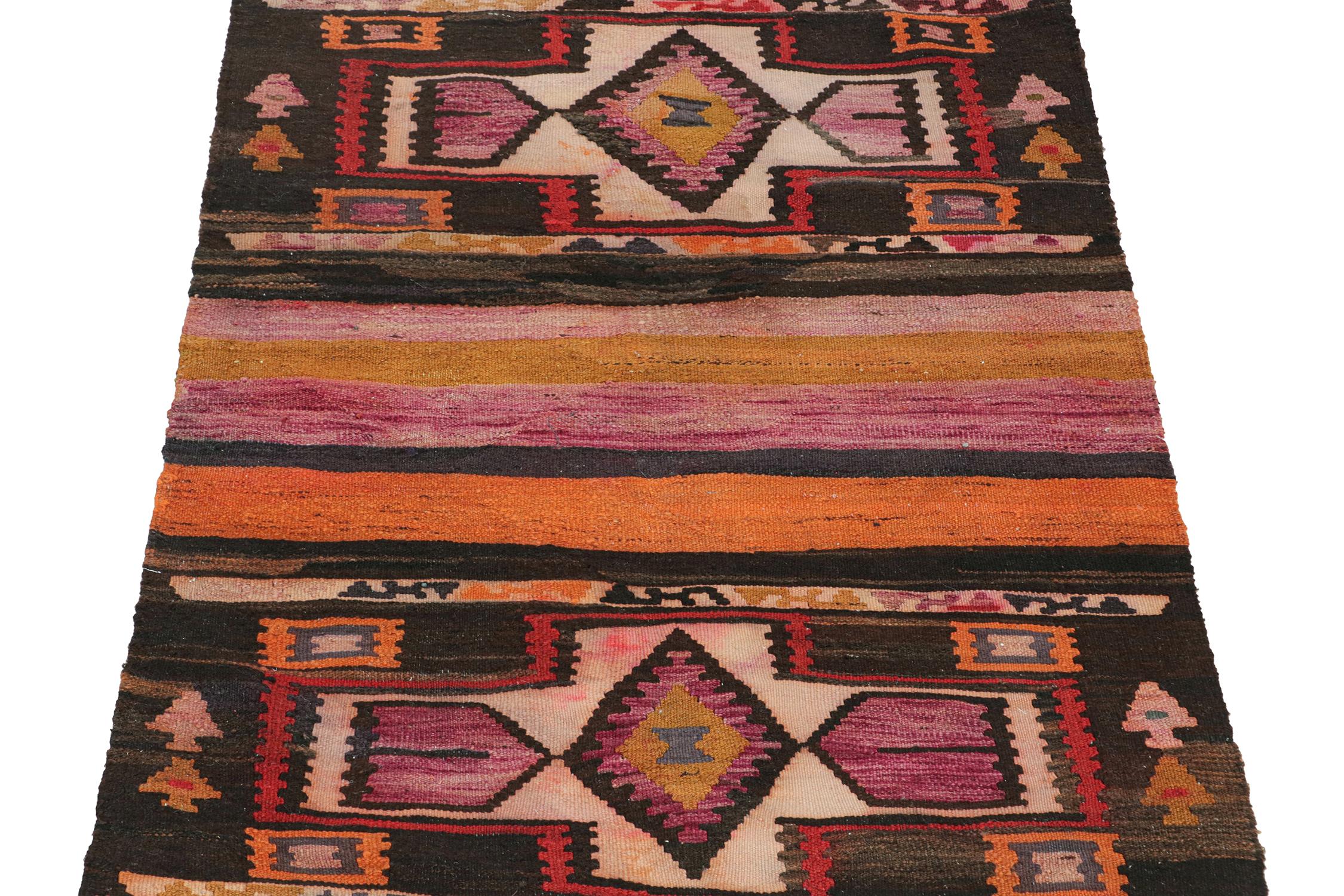 Persischer Kelim mit vielfarbigen geometrischen Mustern von Rug & Kilim (Stammeskunst) im Angebot