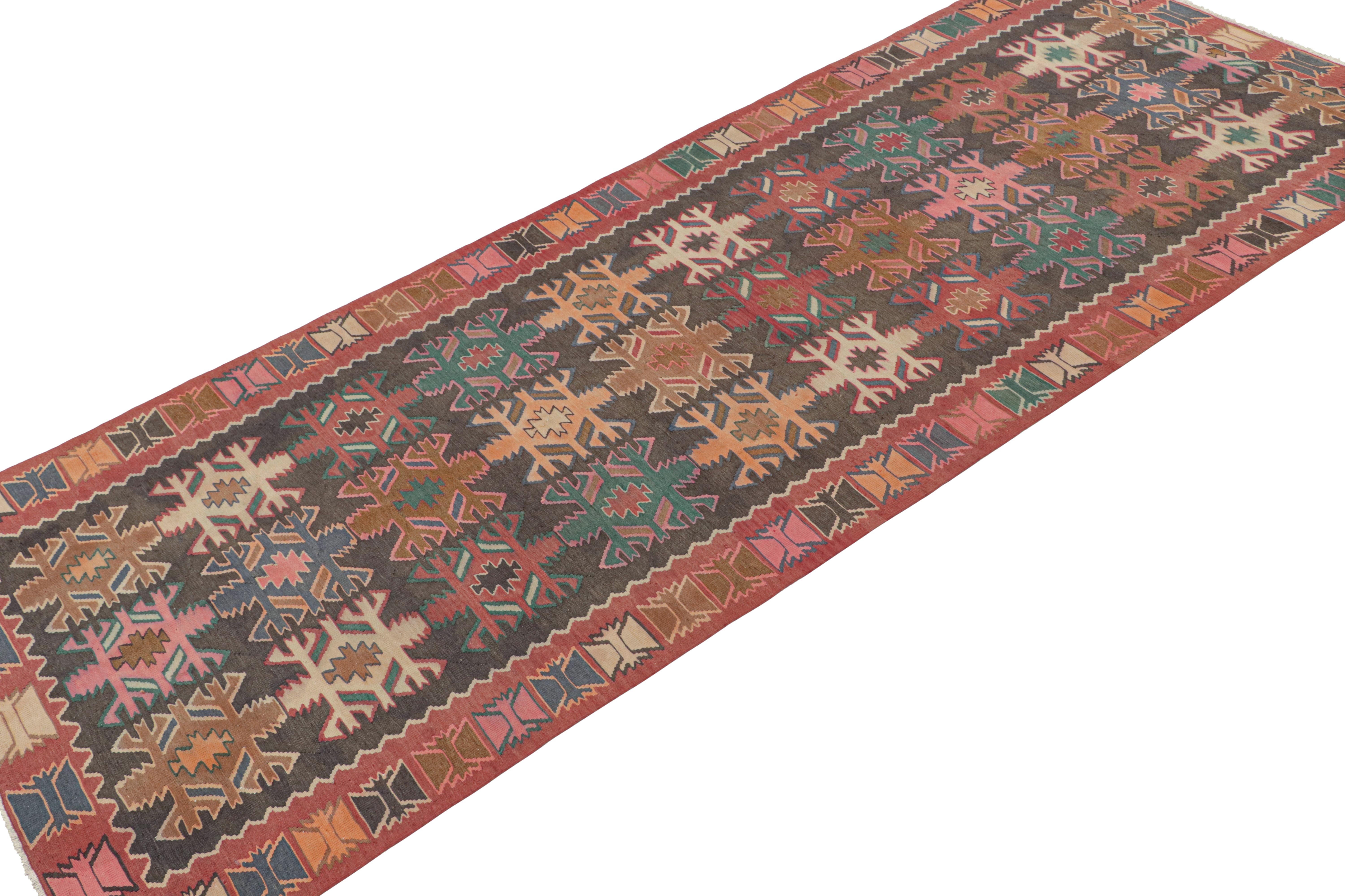 Persischer Kelim in polychromen, geometrischen Mustern von Teppich & Kilim (Stammeskunst) im Angebot