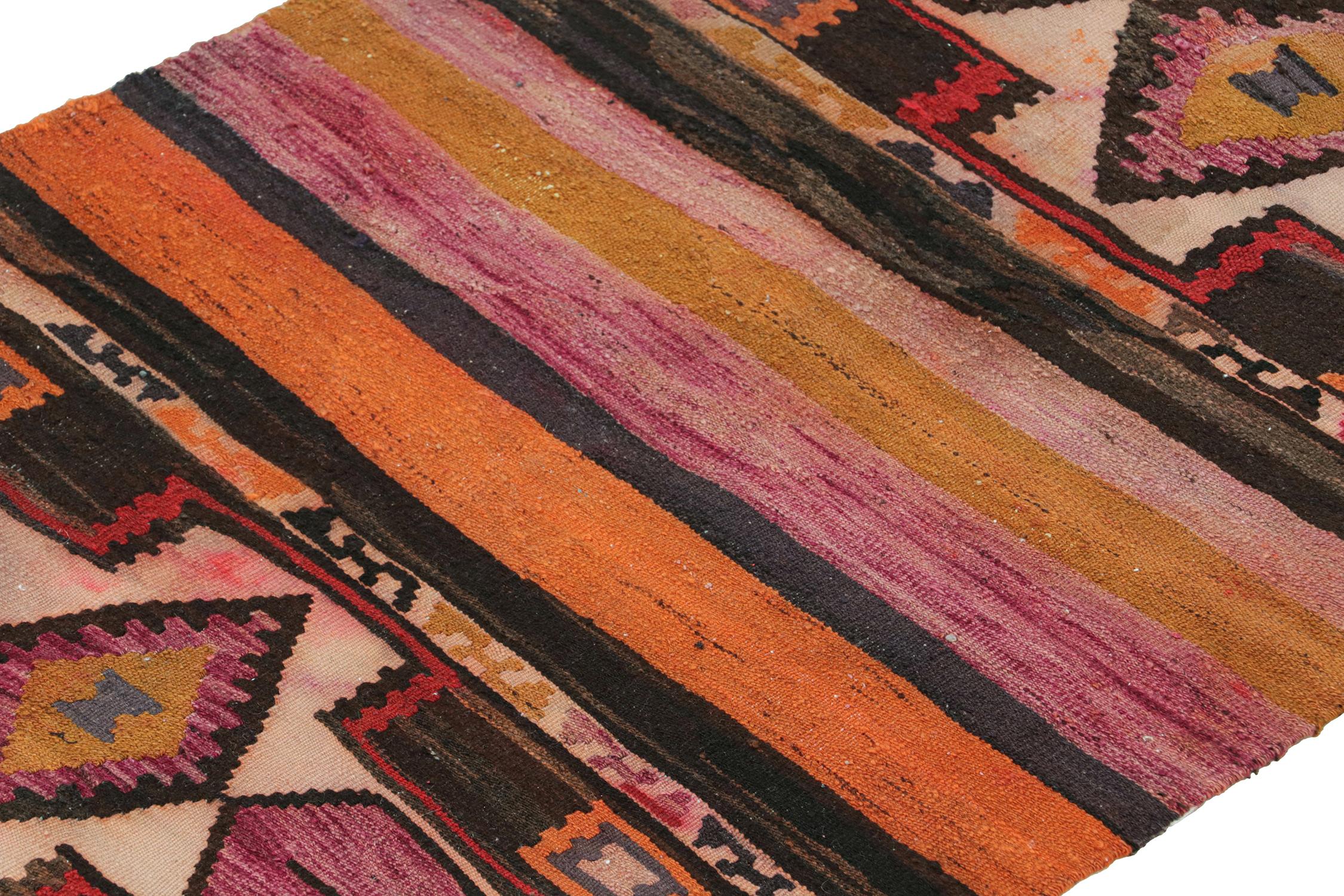 Persischer Kelim mit vielfarbigen geometrischen Mustern von Rug & Kilim (Handgeknüpft) im Angebot