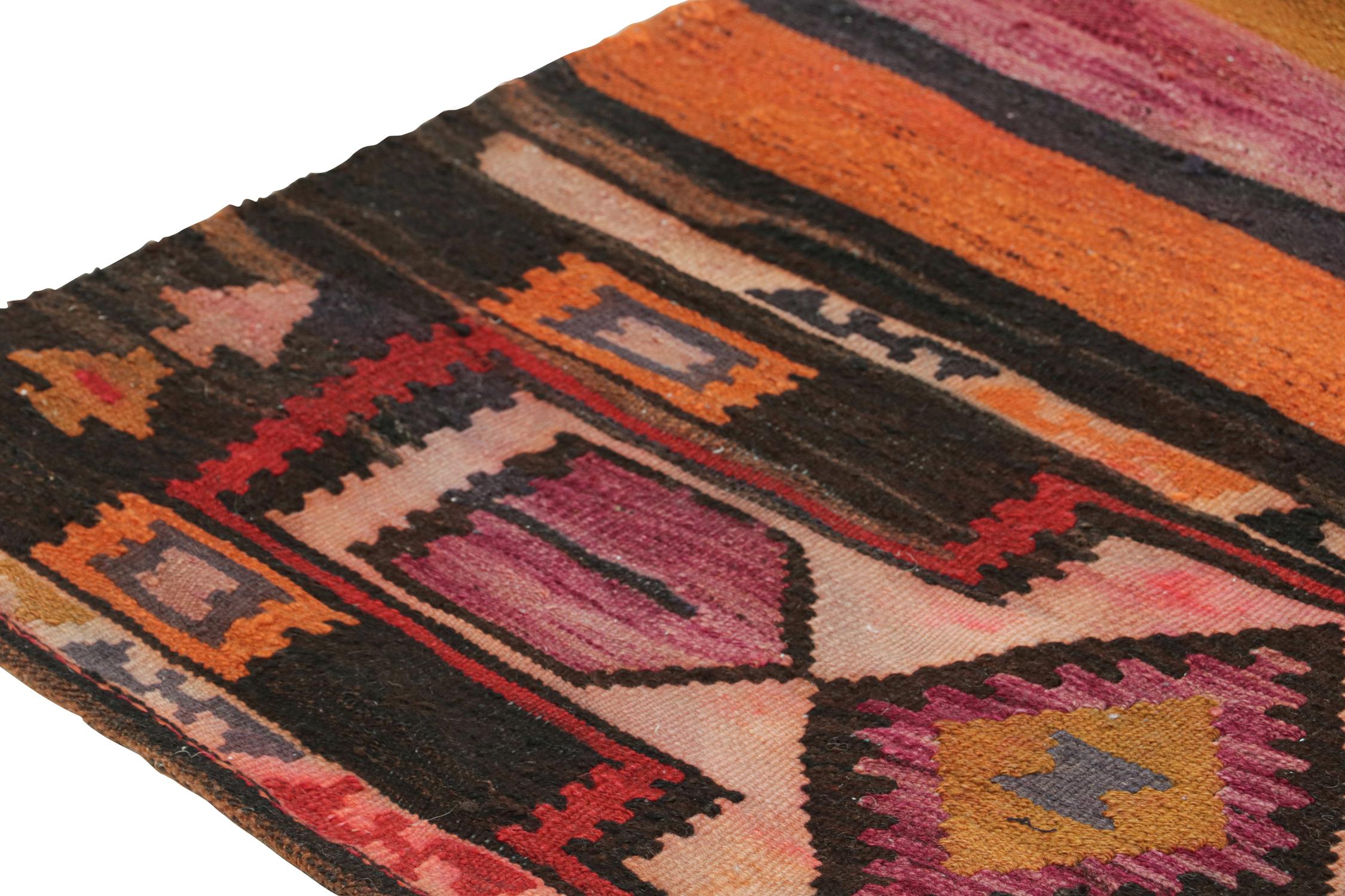 Persischer Kelim mit vielfarbigen geometrischen Mustern von Rug & Kilim im Zustand „Gut“ im Angebot in Long Island City, NY