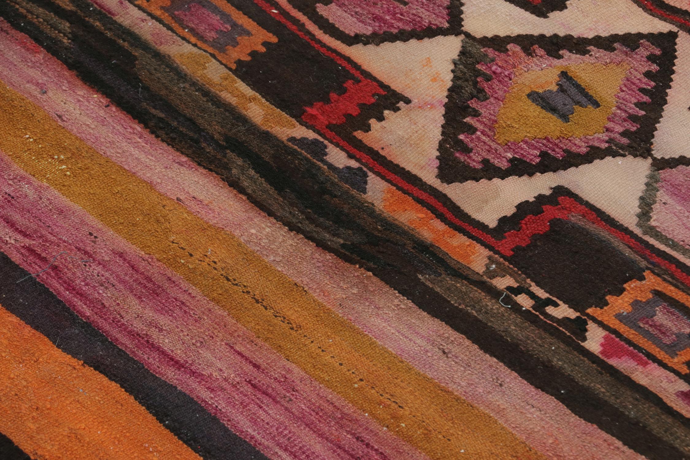 Persischer Kelim mit vielfarbigen geometrischen Mustern von Rug & Kilim (Mitte des 20. Jahrhunderts) im Angebot