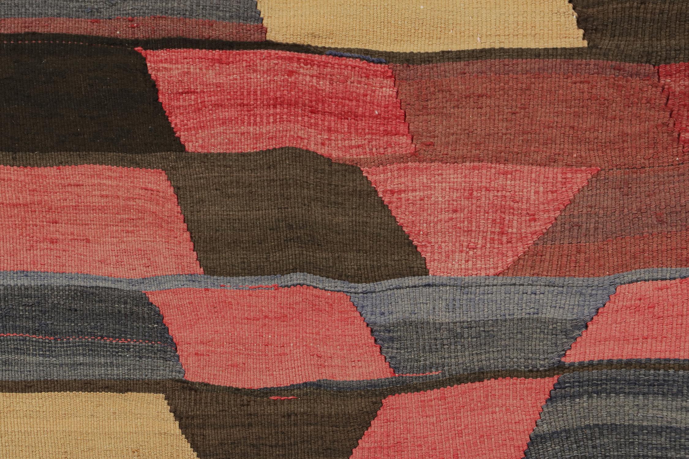 Persischer Kelim in polychromen, geometrischen Mustern von Teppich & Kilim im Zustand „Gut“ im Angebot in Long Island City, NY
