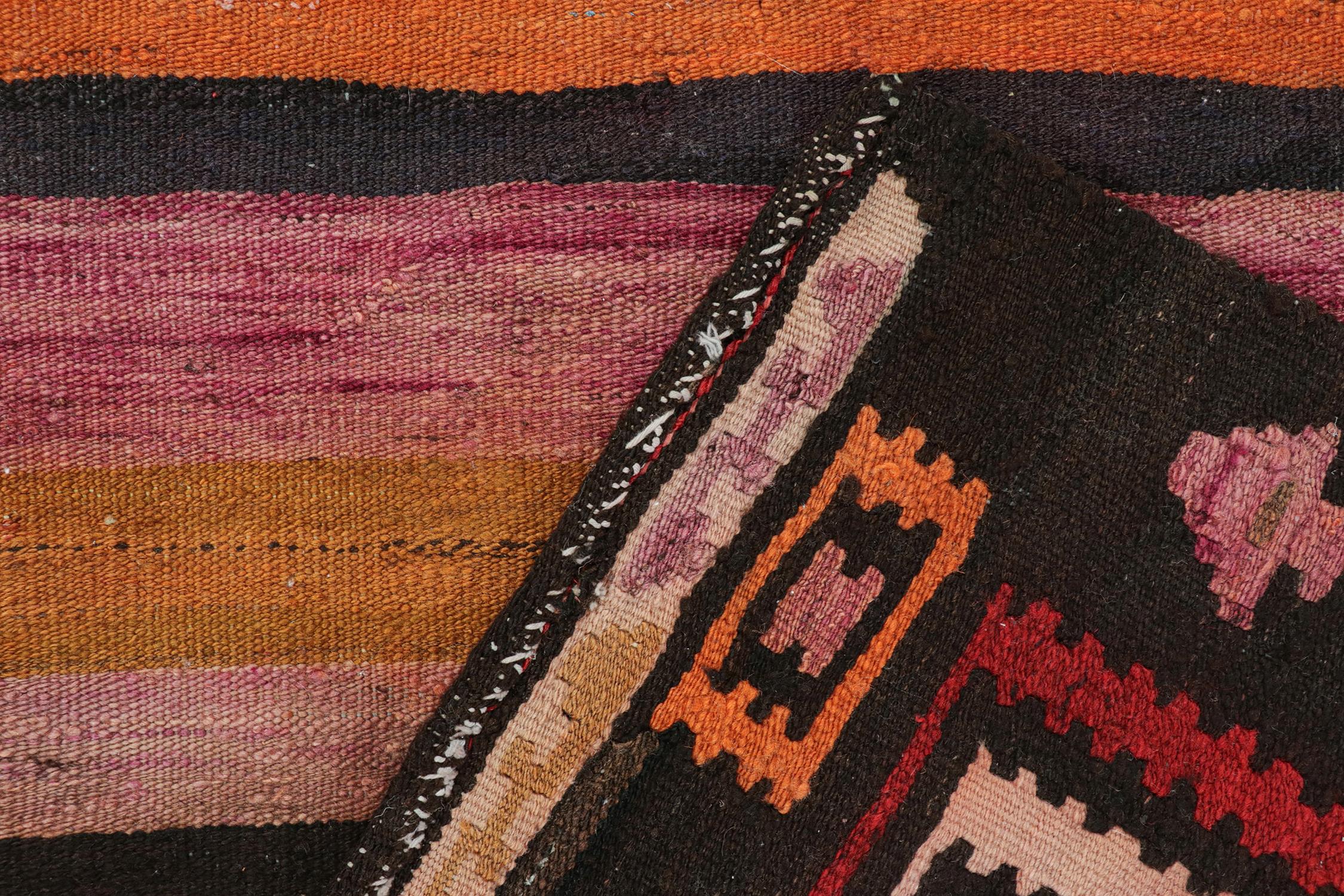 Persischer Kelim mit vielfarbigen geometrischen Mustern von Rug & Kilim (Wolle) im Angebot