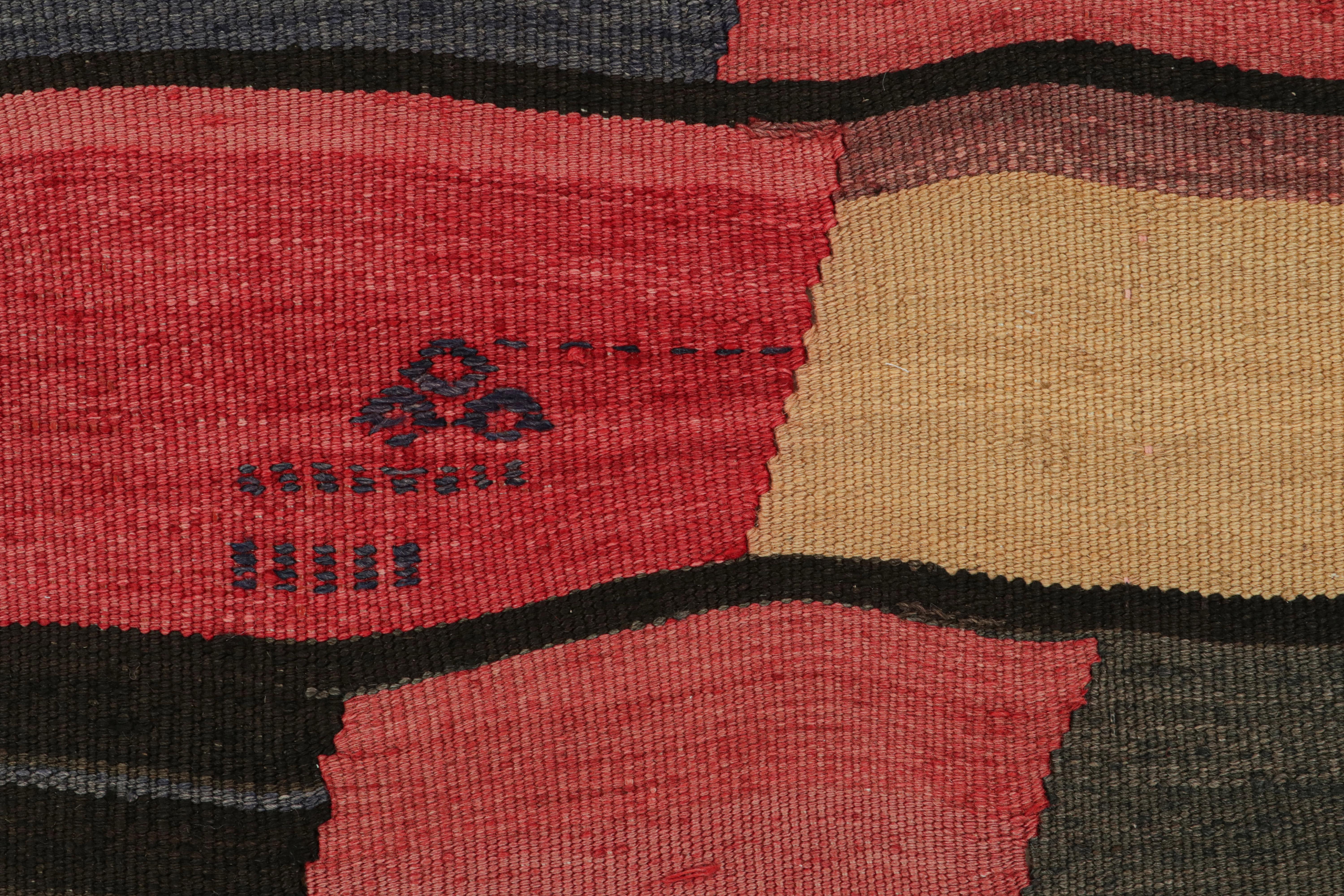 Persischer Kelim in polychromen, geometrischen Mustern von Teppich & Kilim (Mitte des 20. Jahrhunderts) im Angebot