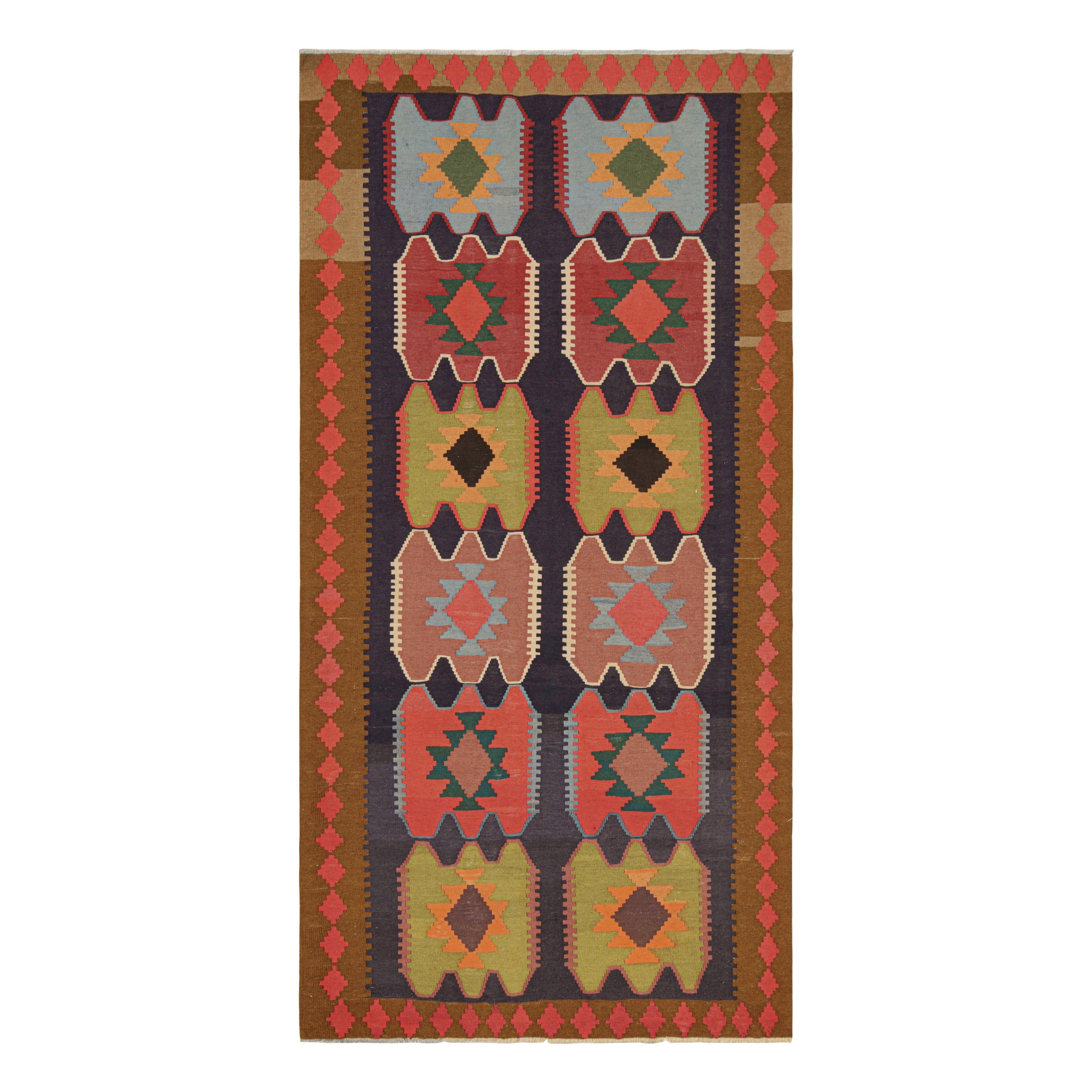 Kilim persiano vintage con motivi geometrici policromi in vendita