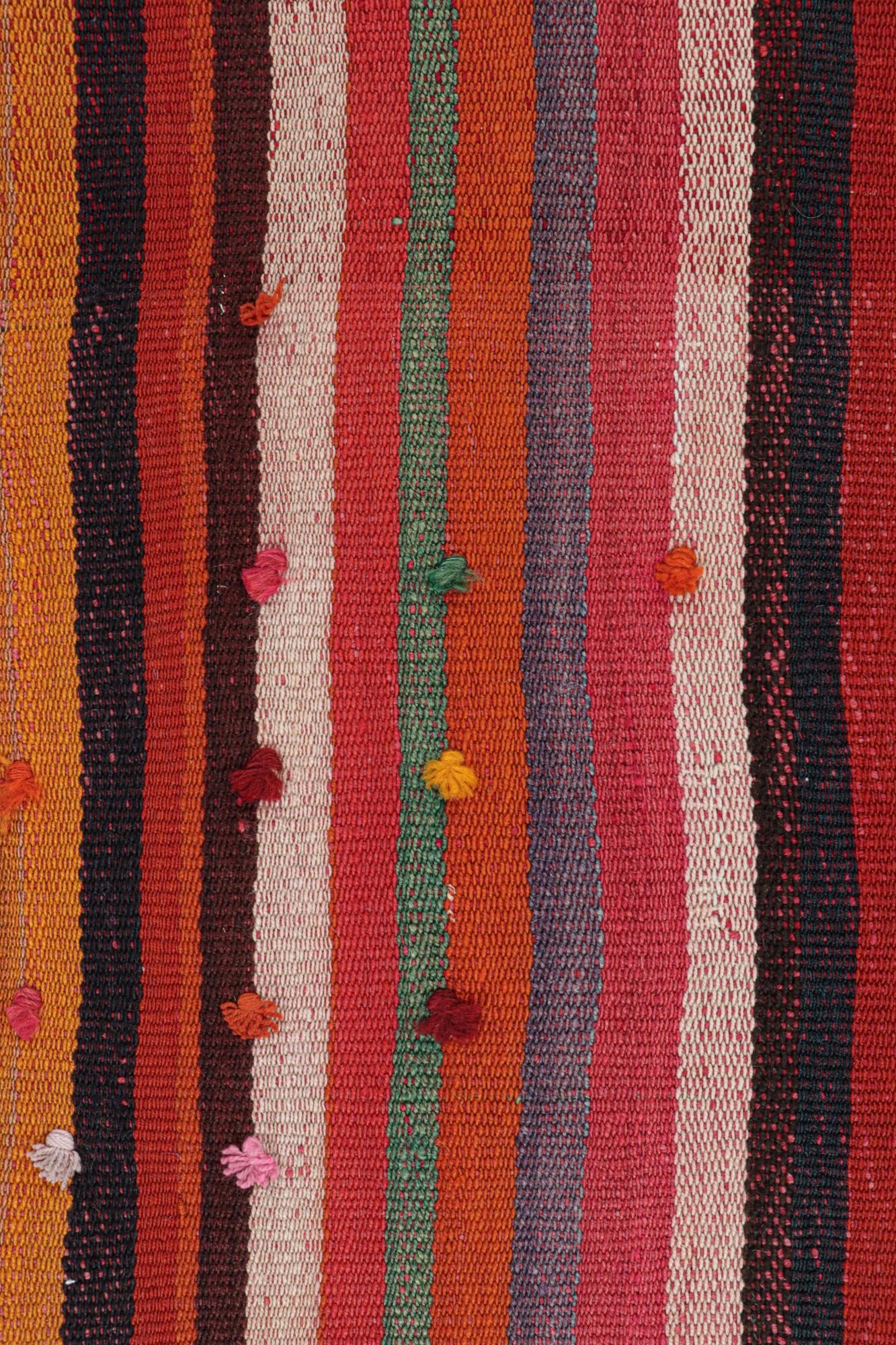 Tribal Tapis Kilim persan vintage à rayures polychromes par Kilim en vente