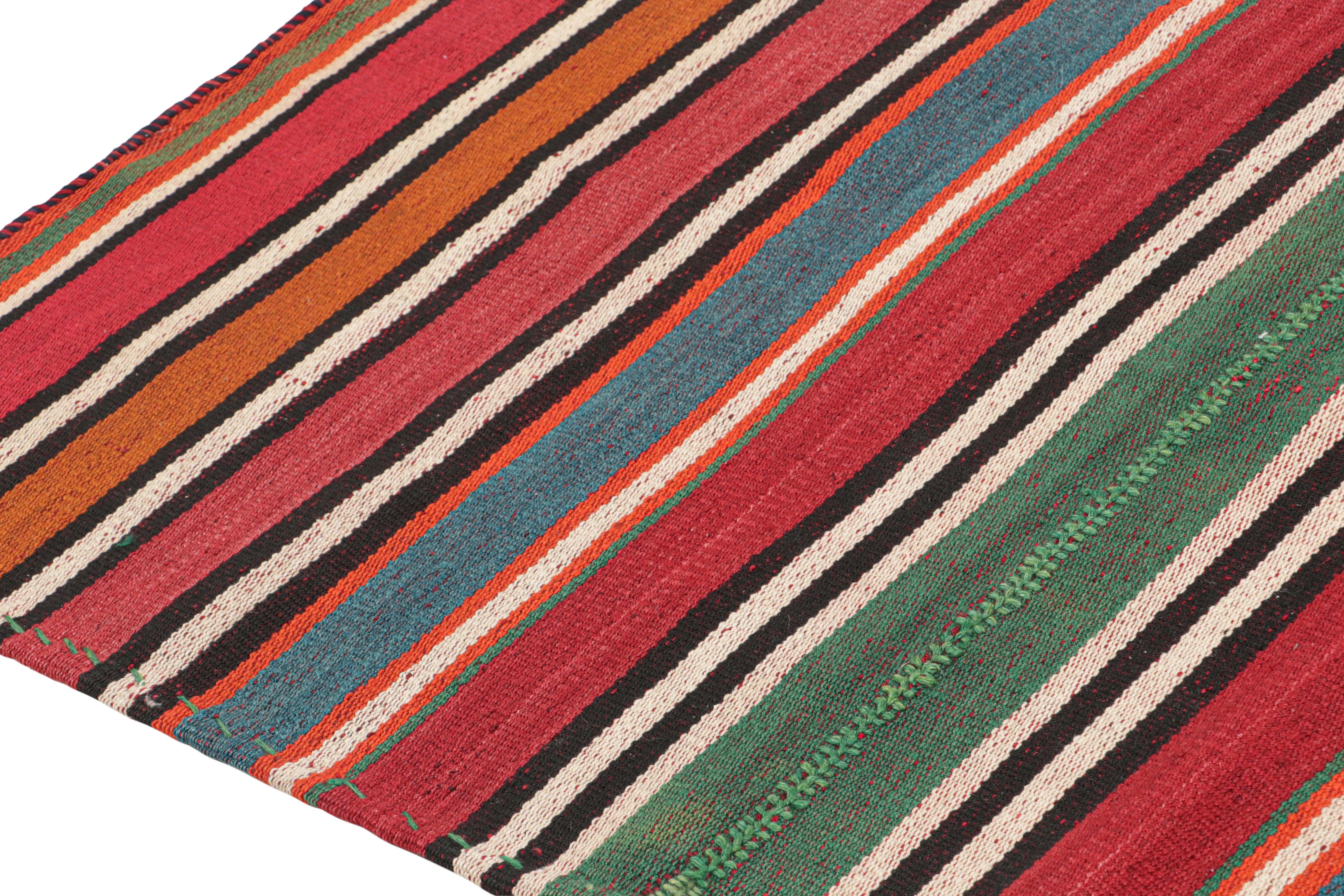 Persischer Kelim in polychromen Streifen von Teppich & Kilim im Zustand „Gut“ im Angebot in Long Island City, NY