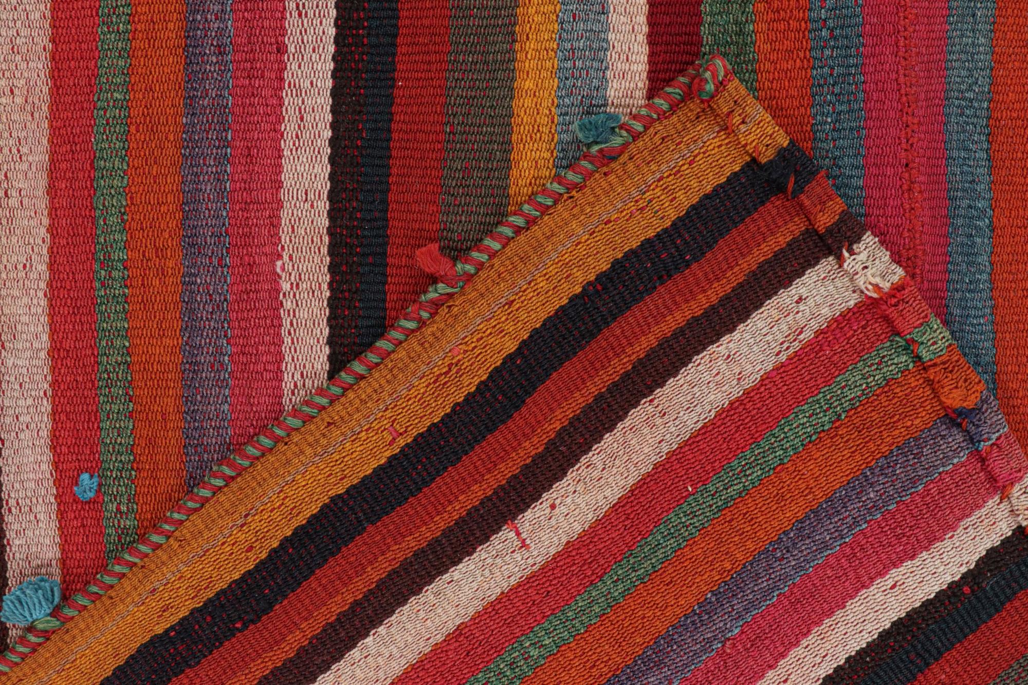 Milieu du XXe siècle Tapis Kilim persan vintage à rayures polychromes par Kilim en vente