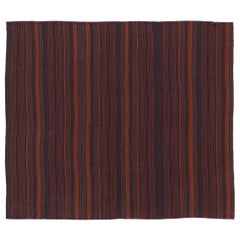 Kilim persan vintage à rayures rouges et bleues avec motifs géométriques Rug 
Kilim