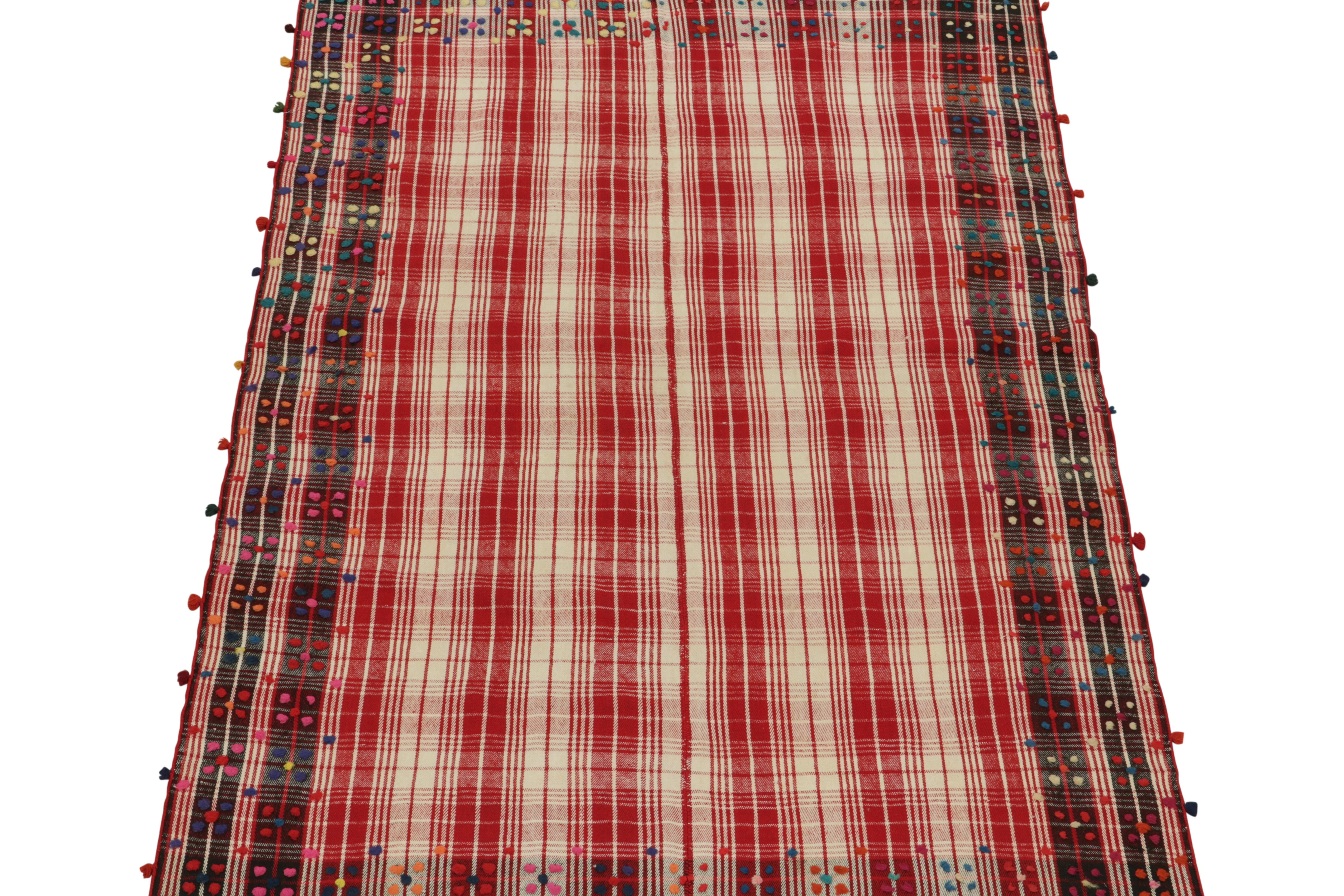 Bei diesem Vintage-Kilim 5x8 handelt es sich vermutlich um einen Stammesteppich aus den 1950er Jahren. Das aus Wolle handgewebte Design spiegelt eine Stammesbindung wider, bei der mehrere Teile zu einem Kilim gewebt werden. 

Dieser Teppich bietet