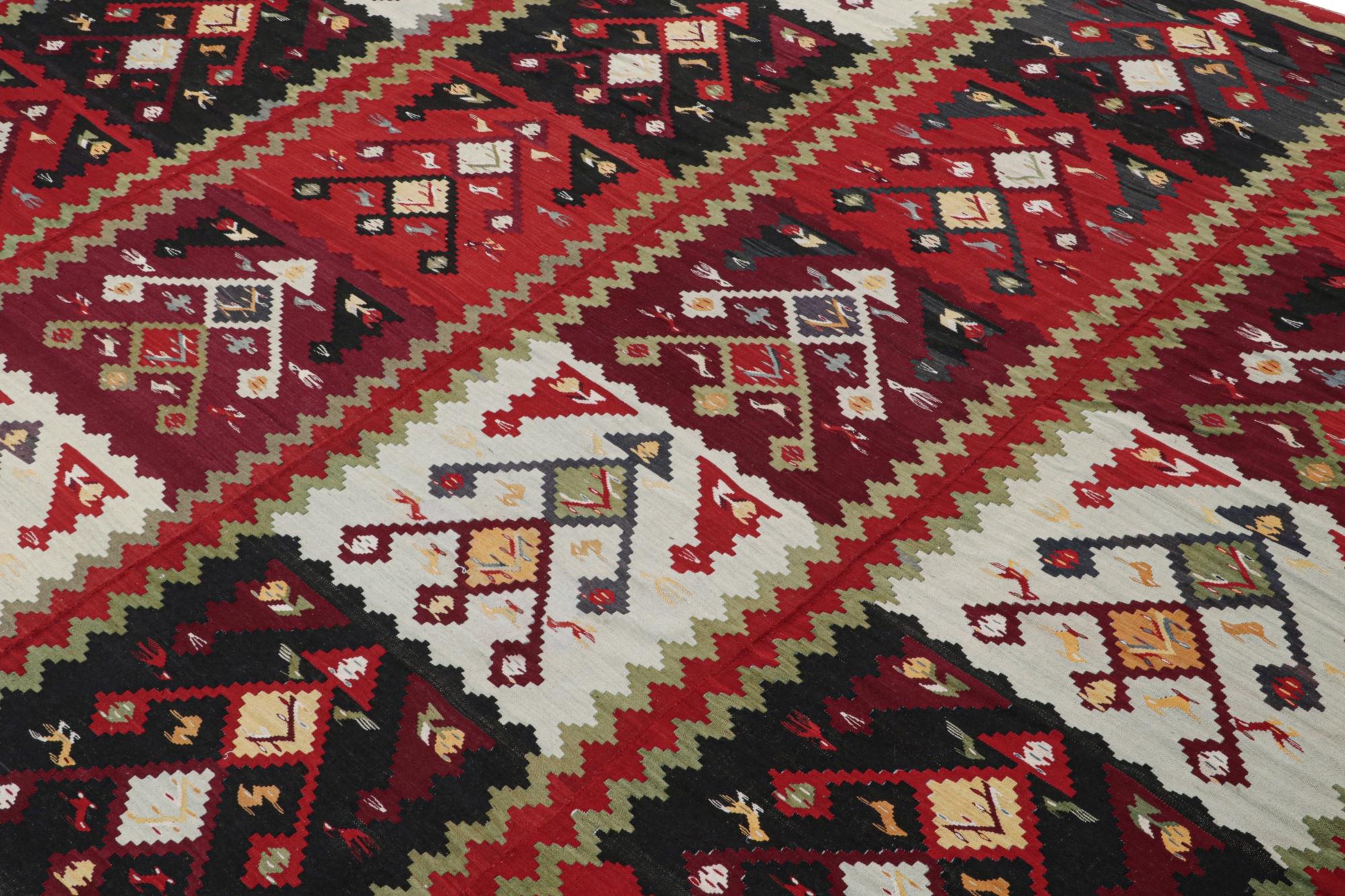 Dieser 11x11 große persische Kelim aus Wolle, handgewebt um 1950-1960, ist ein seltenes Werk aus der Rug & Kilim Kollektion.

Über das Design:

Man nimmt an, dass dieser Kelim aus Turan stammt und geometrische Muster in Quadraten aus Rot, Off-White