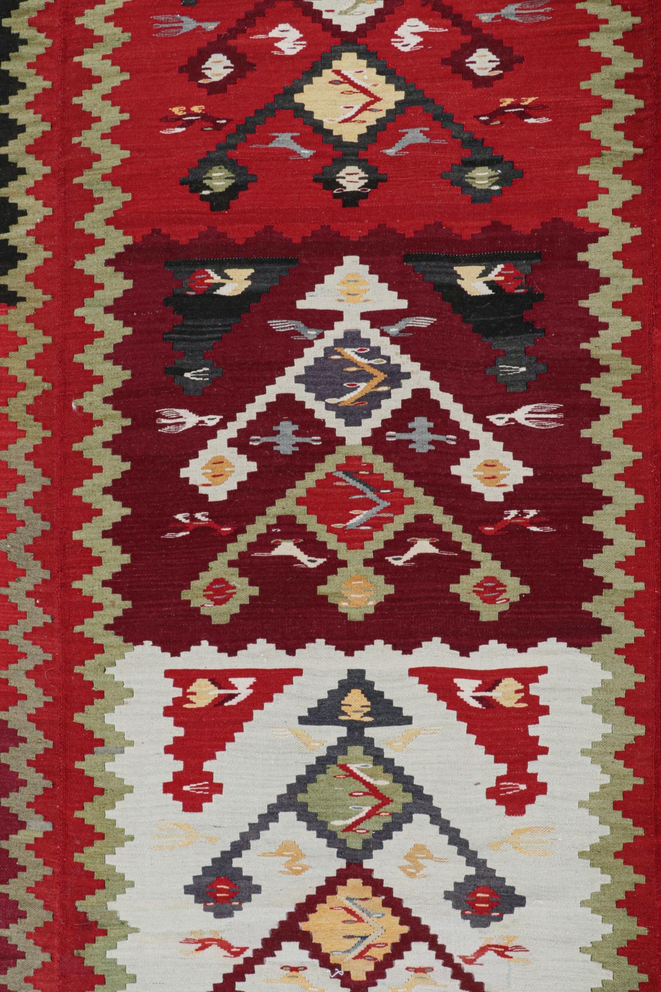 Persischer Kelim im Vintage-Stil mit roten, schwarzen und weißen geometrischen Mustern (Stammeskunst) im Angebot