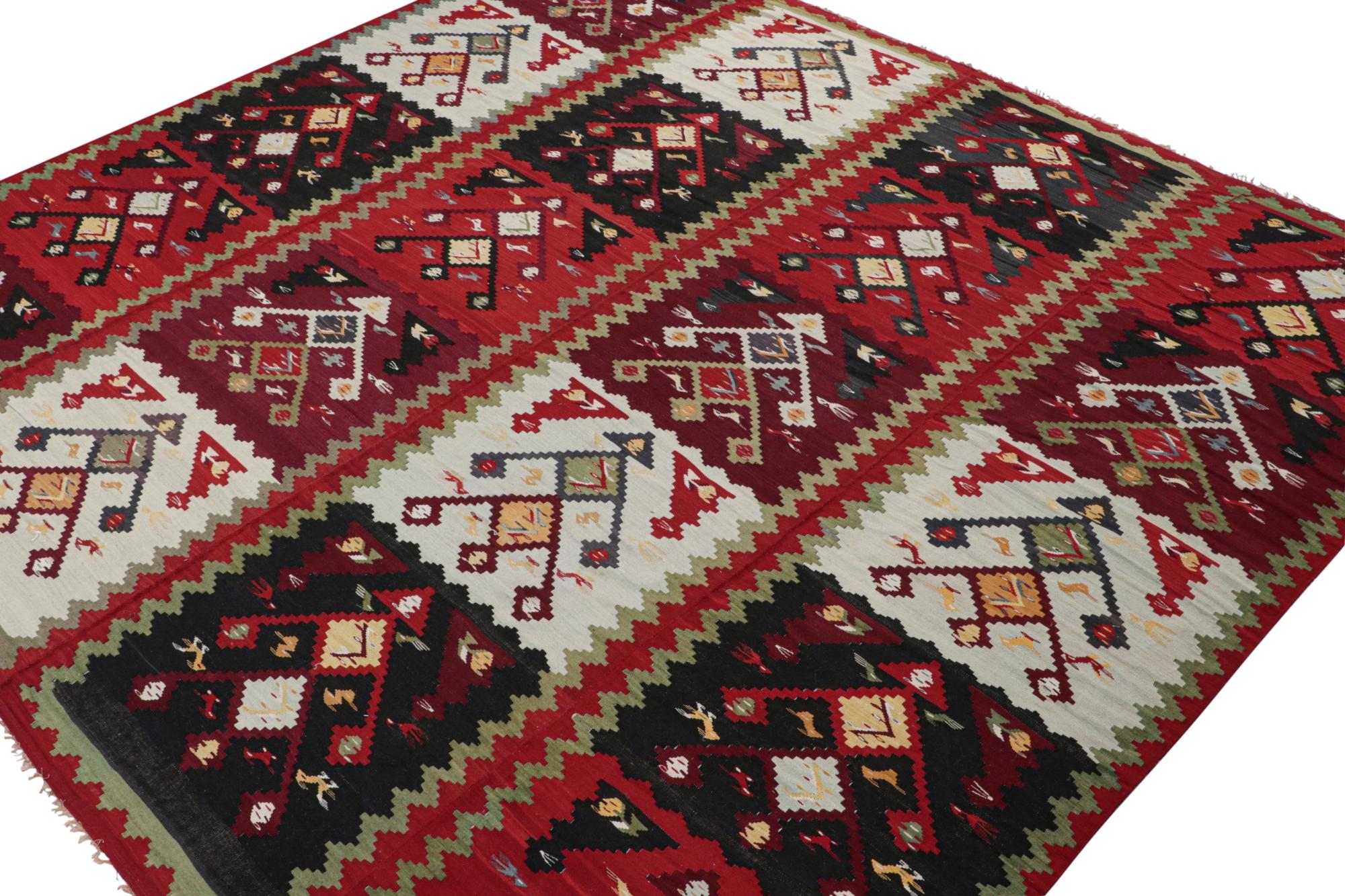 Persischer Kelim im Vintage-Stil mit roten, schwarzen und weißen geometrischen Mustern (Handgewebt) im Angebot