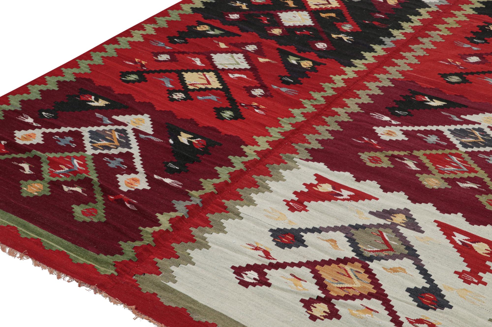 Persischer Kelim im Vintage-Stil mit roten, schwarzen und weißen geometrischen Mustern (Mitte des 20. Jahrhunderts) im Angebot