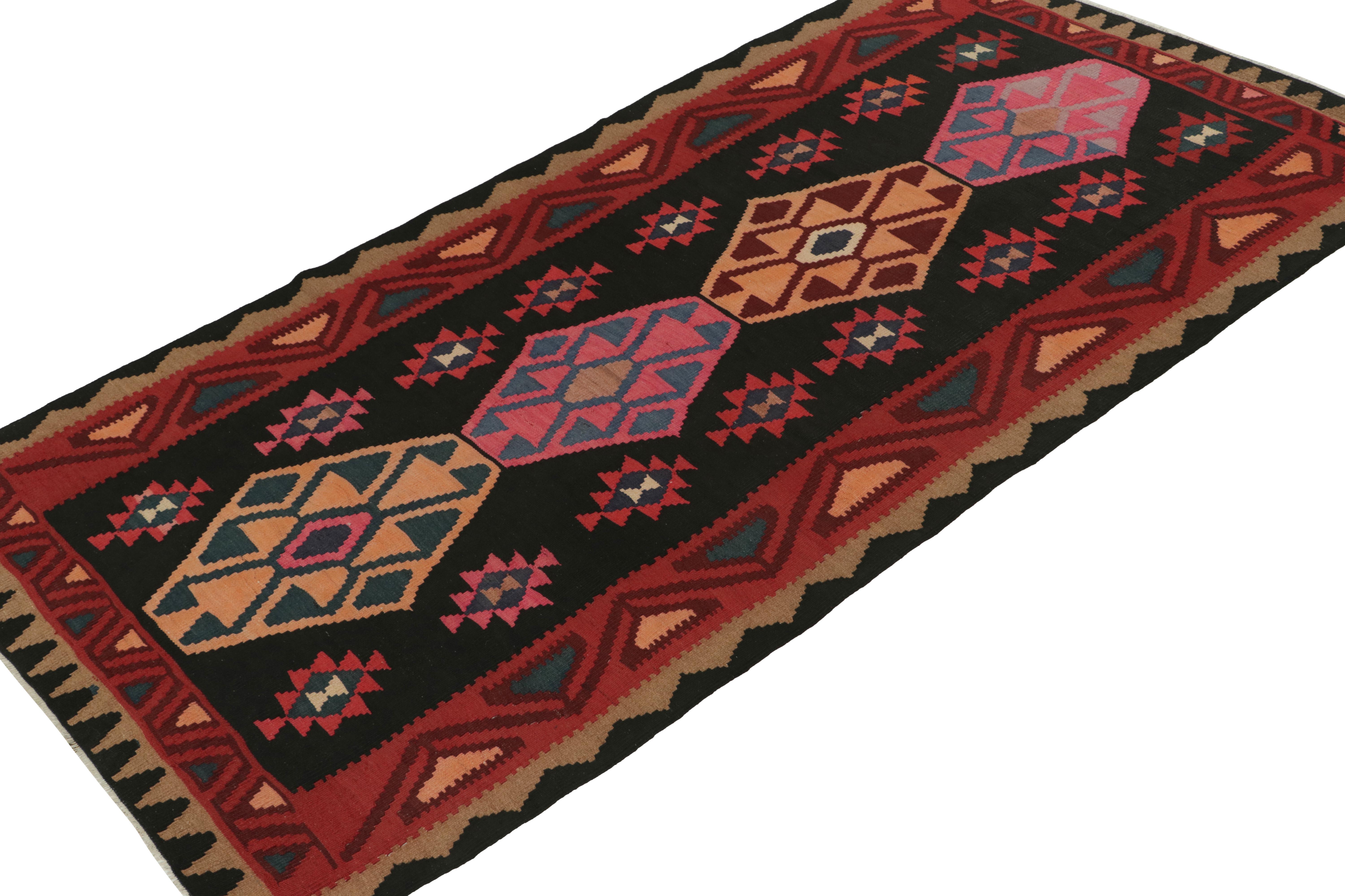 Persischer Kelim in Rot & Schwarz, farbenfrohe Medaillon-Muster von Rug & Kilim (Stammeskunst) im Angebot