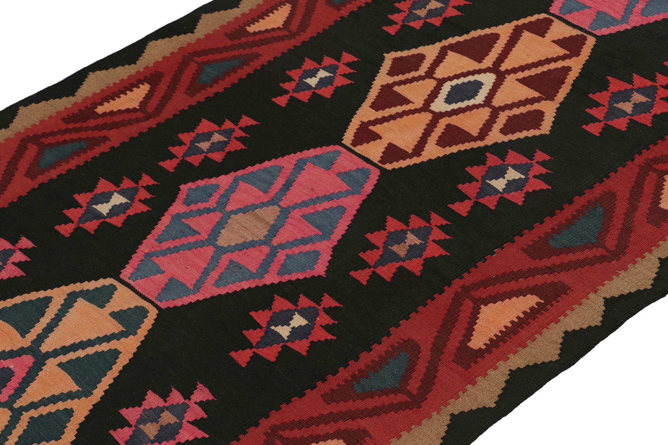 Persischer Kelim in Rot & Schwarz, farbenfrohe Medaillon-Muster von Rug & Kilim (Handgeknüpft) im Angebot