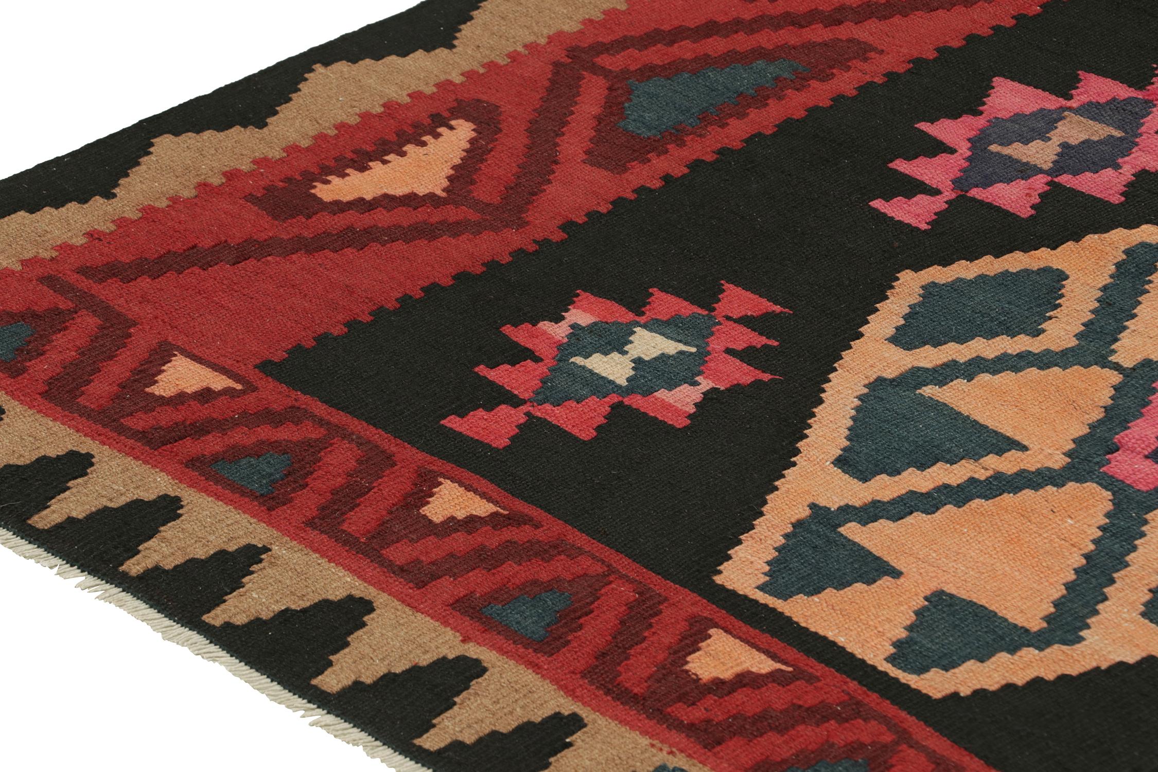 Persischer Kelim in Rot & Schwarz, farbenfrohe Medaillon-Muster von Rug & Kilim im Zustand „Gut“ im Angebot in Long Island City, NY