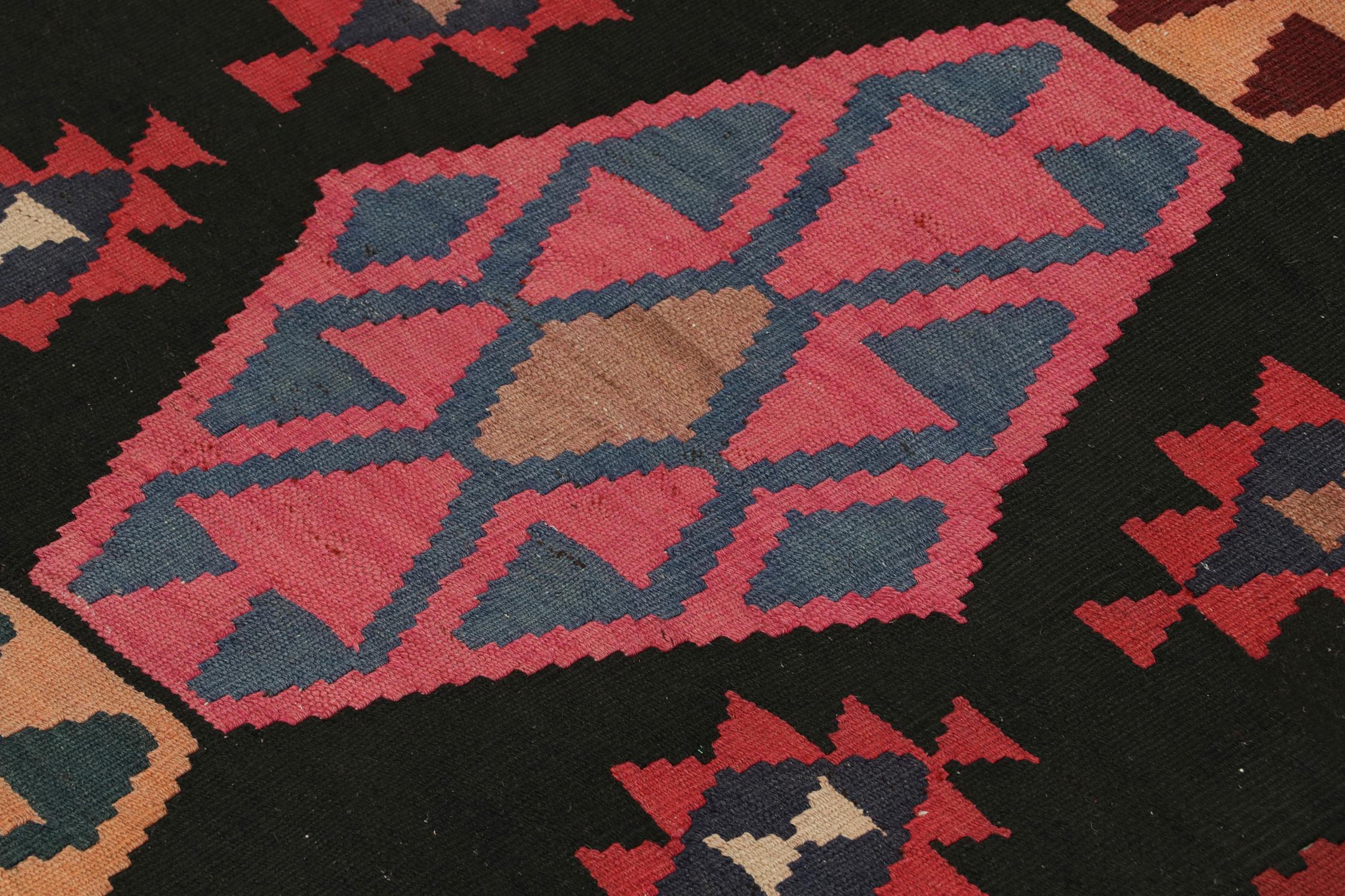 Persischer Kelim in Rot & Schwarz, farbenfrohe Medaillon-Muster von Rug & Kilim (Mitte des 20. Jahrhunderts) im Angebot