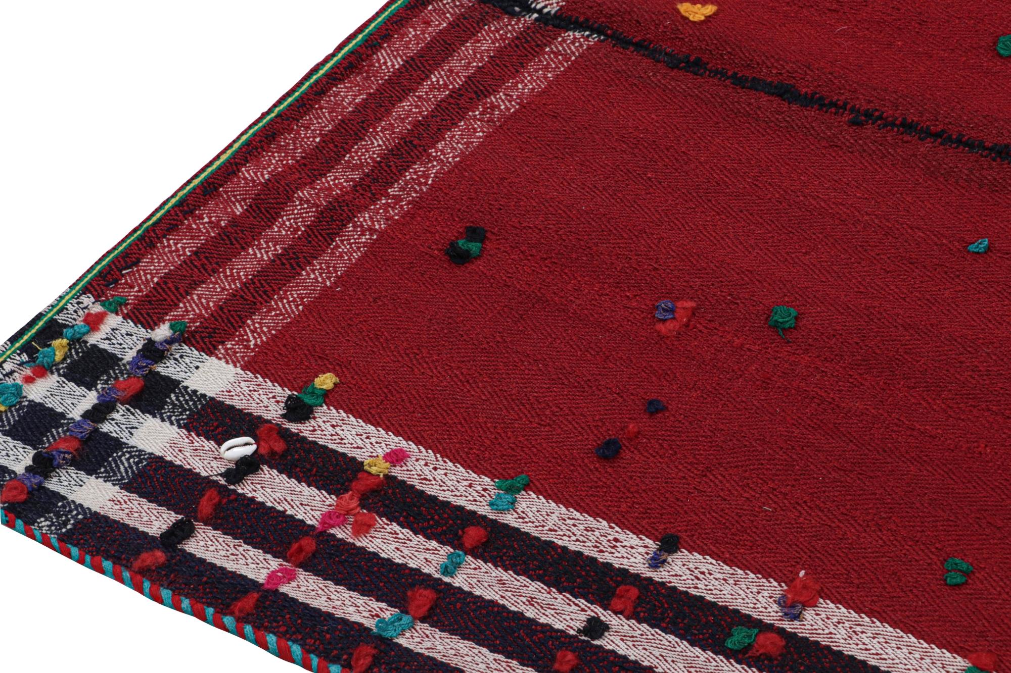 Annodato a mano Kilim persiano vintage in rosso, bianco e nero, stile pannello da Rug & Kilim in vendita