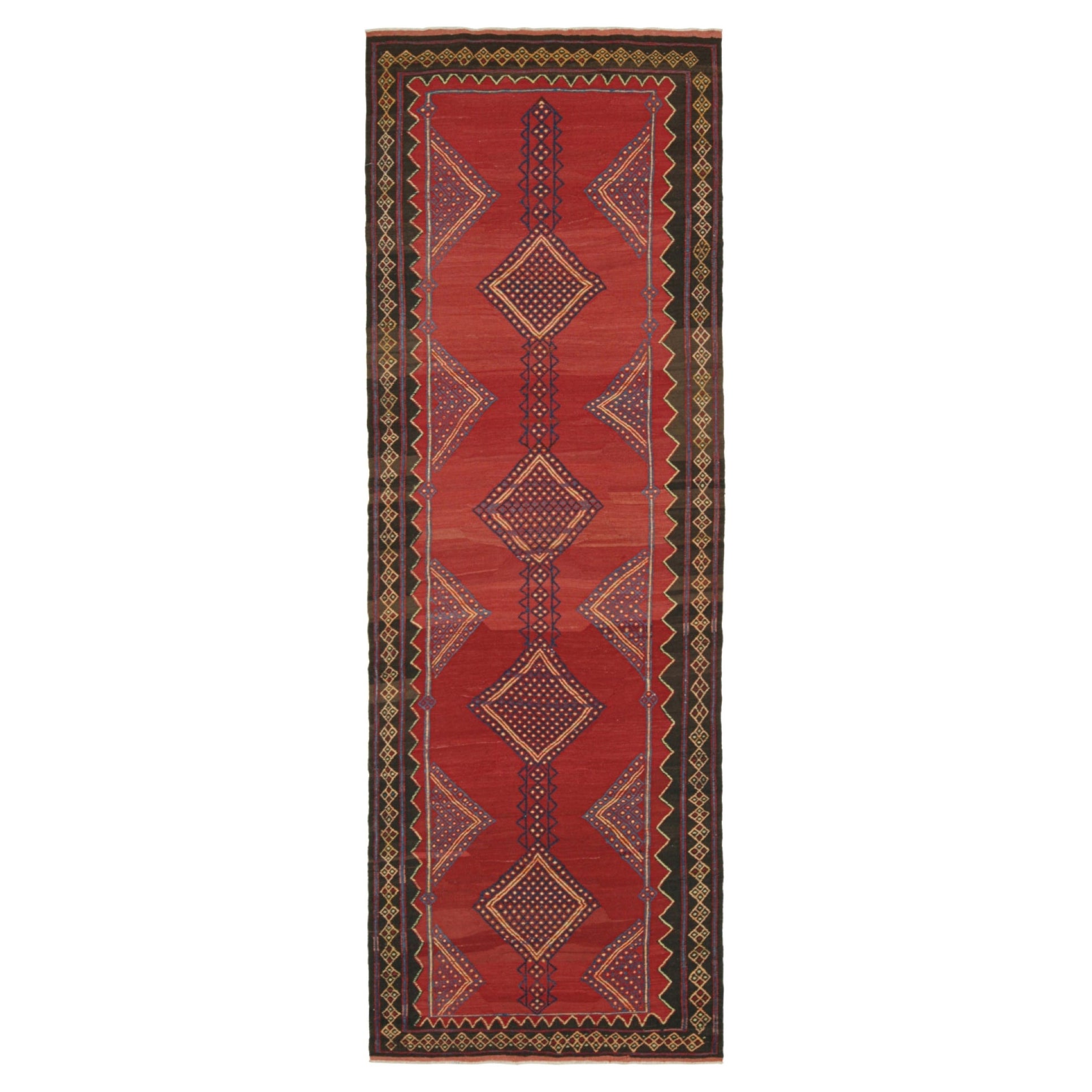 Persischer Kelim in Rot mit blauen geometrischen Mustern im Vintage-Stil