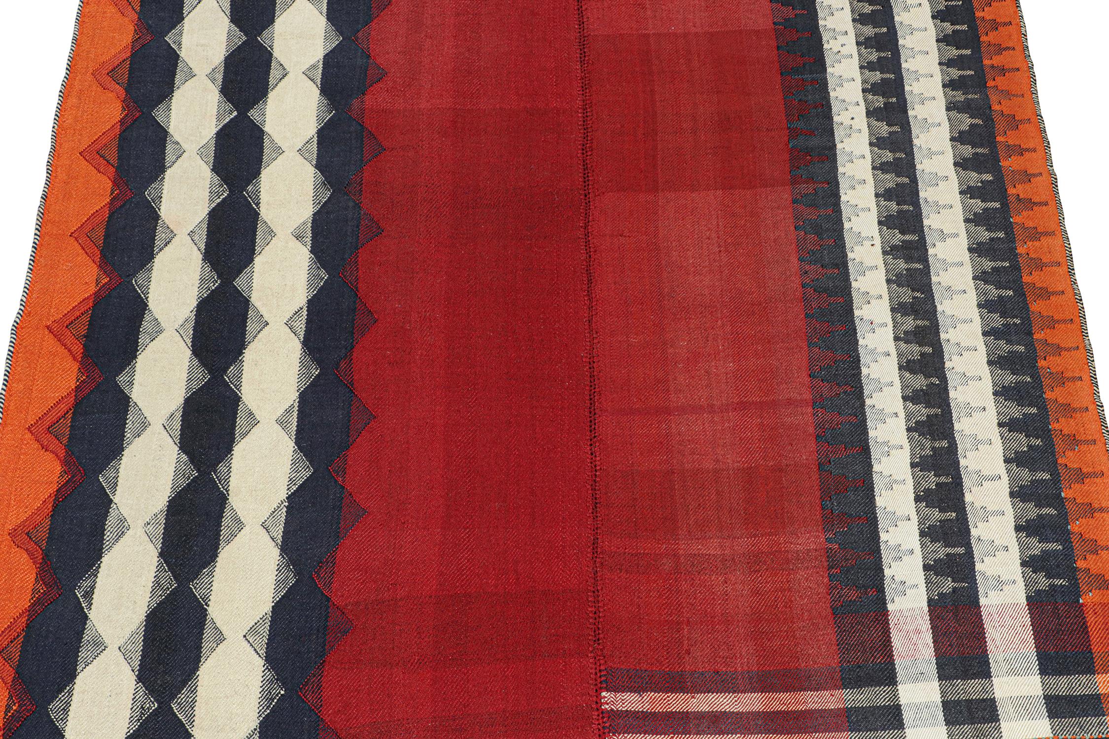 Ce tapis kilim persan vintage de 5x5 est tissé à la main en laine et date d'environ 1950-1960.

Il s'agit d'un tissage en panneaux, dans lequel les tissages tribaux combinent deux ou plusieurs tissages plats en une pièce plus grande. Cette pièce