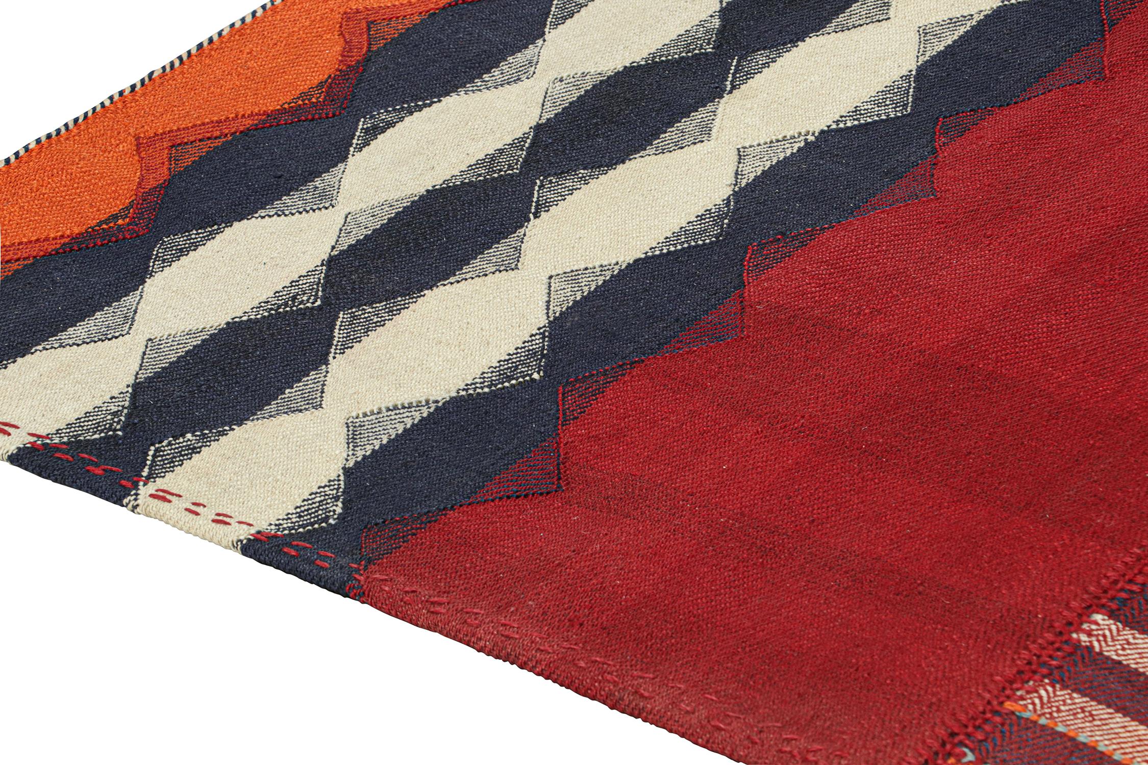 Persischer Kelim in Rot mit geometrischen Bordürenmuster von Rug & Kilim, Vintage im Zustand „Gut“ im Angebot in Long Island City, NY