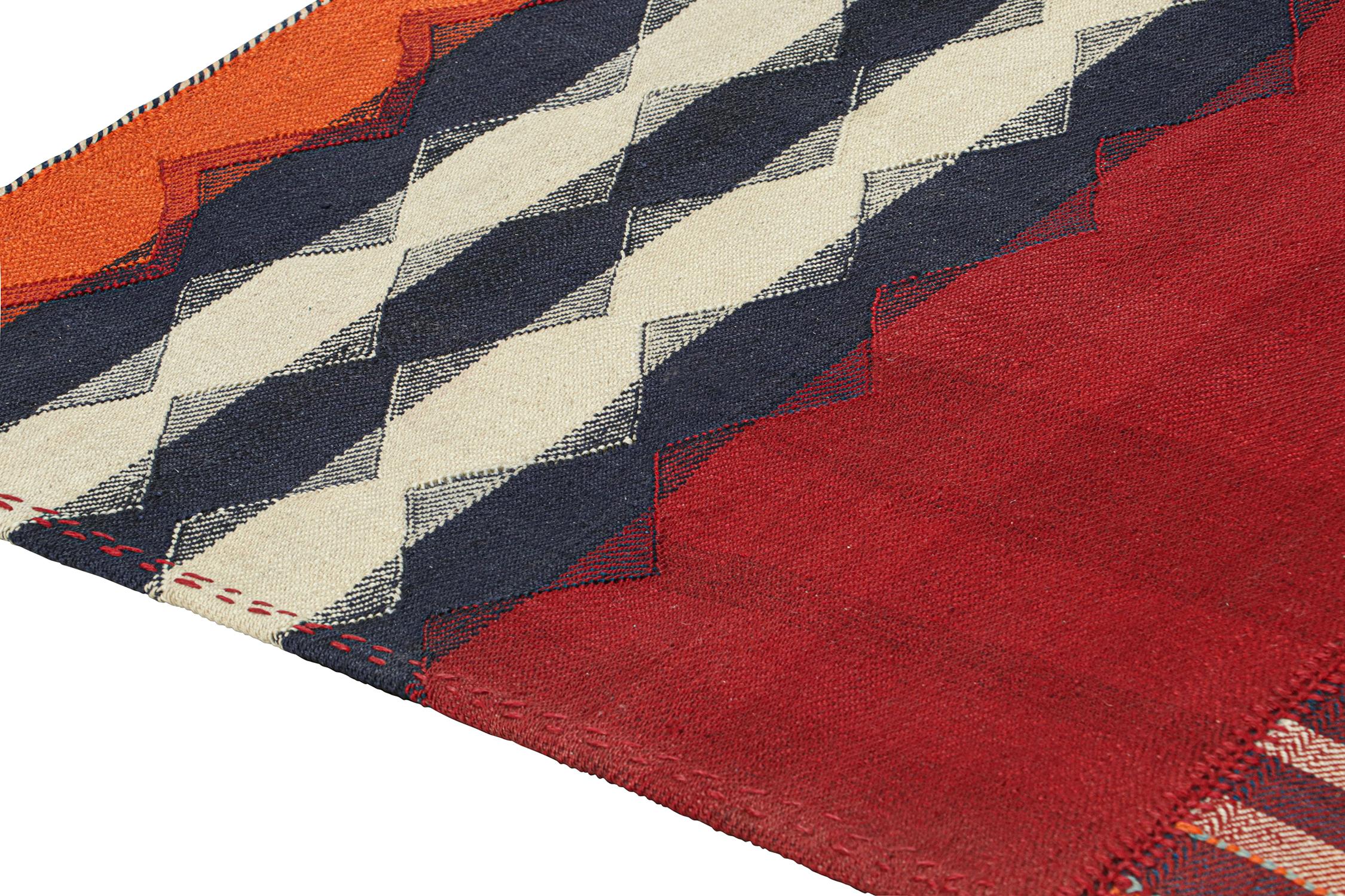 Noué à la main Tapis Kilim persan vintage rouge avec motifs géométriques à bordure par Kilim en vente