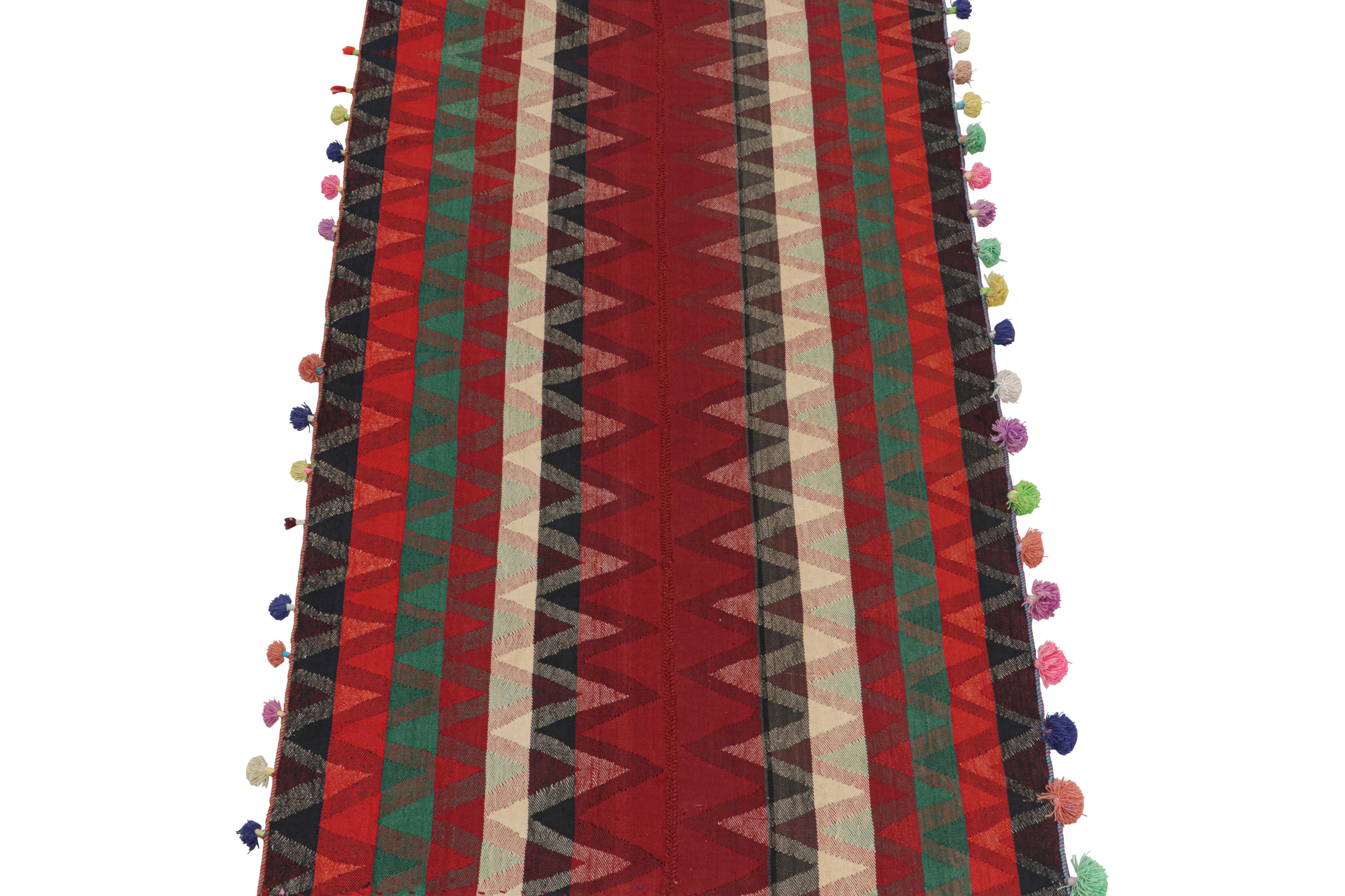 Dieser 5x8 große persische Stammeskelim ist aus Wolle handgewebt und stammt aus der Zeit um 1950-1960.

Dieses Design verweist auf die Technik des Brettchenwebens, bei der Stammesweber mehrere Stücke zu einem größeren Kilim zusammenfügen. Die