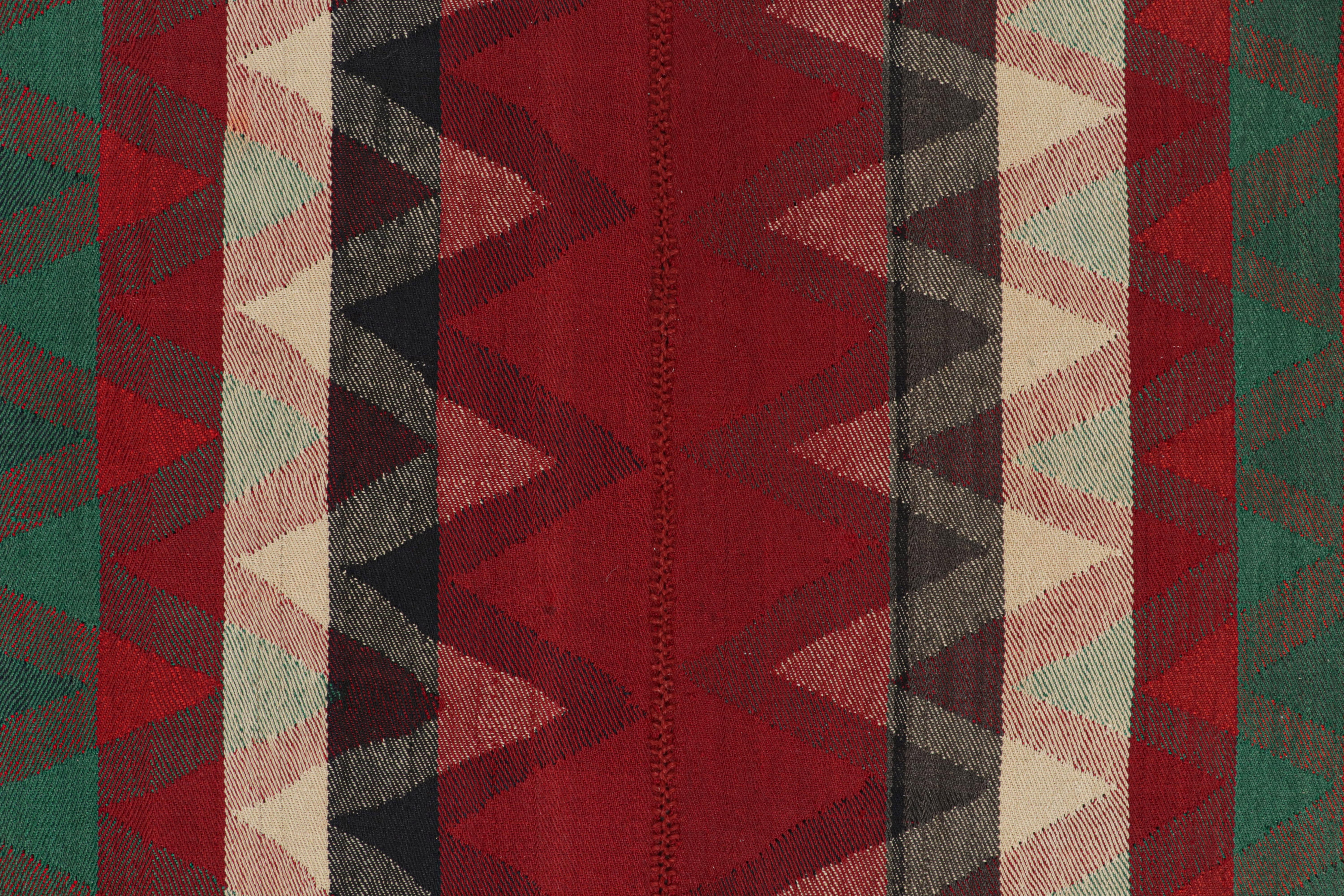 Persischer Vintage-Kelim in Rot mit karierten, mehrfarbigen Streifen (Mitte des 20. Jahrhunderts) im Angebot