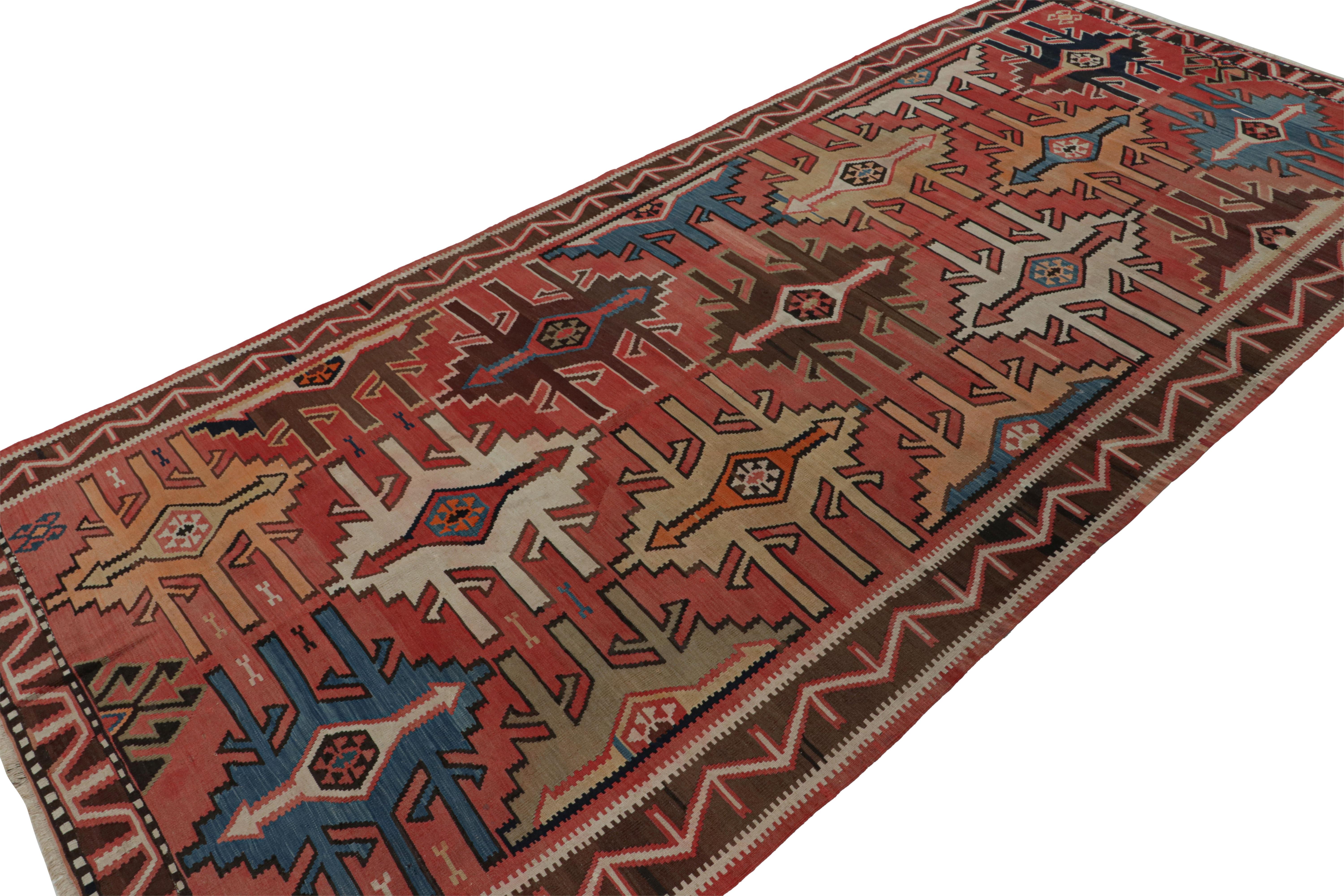 Questo kilim persiano vintage 5x11 è l'ultimo arrivato nella selezione di Rug & Kilim di tessuti piatti vintage. 

Sul design:

Tessuto a mano in lana intorno al 1950-1960, questo pezzo colorato è ricco di dettagli intricati e giocosi. Questo